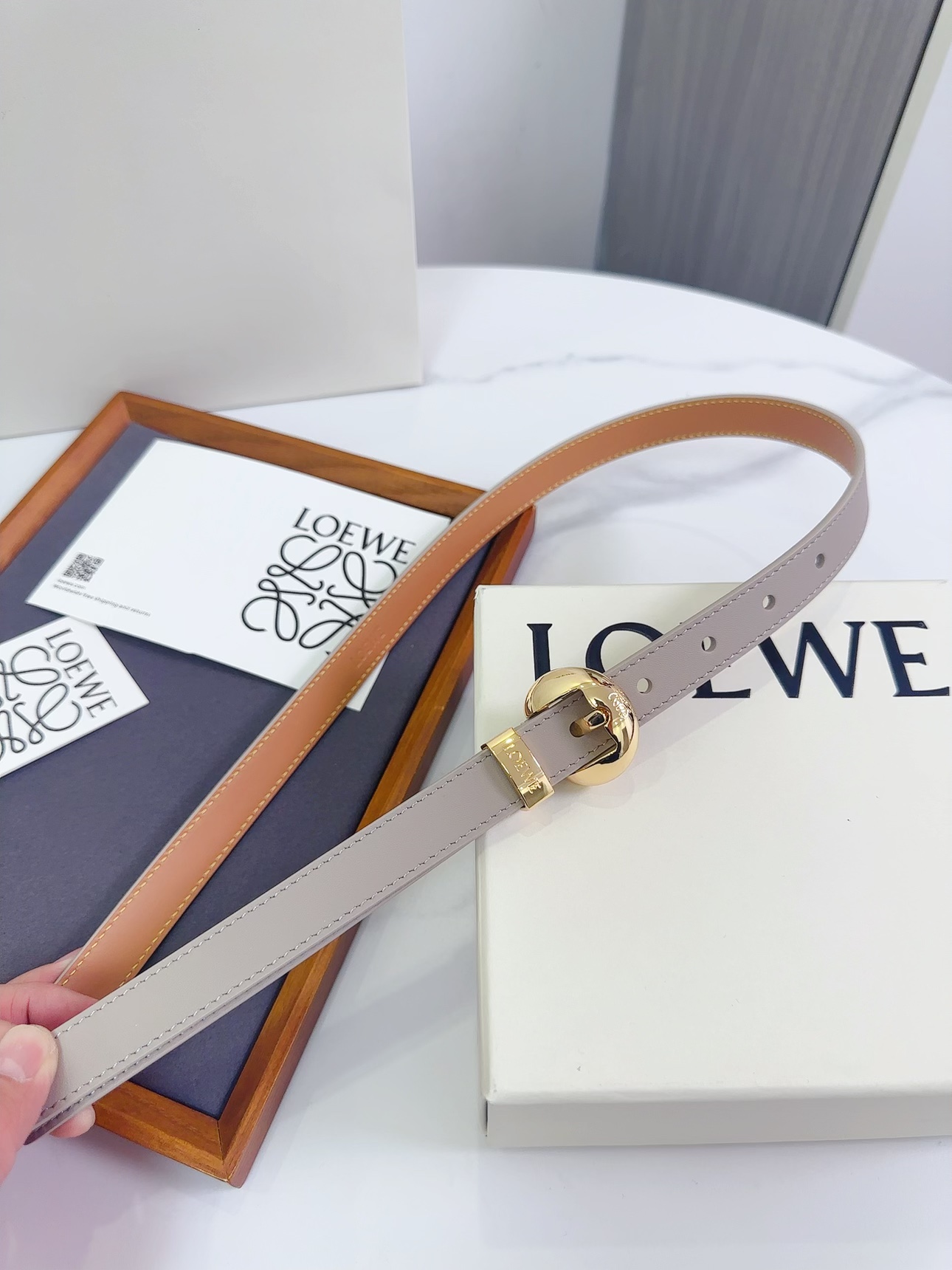 Loewe 罗意威 LOEWE 新款平纹牛皮革腰带，饰以金属LOEWE标志，宽2.0cm