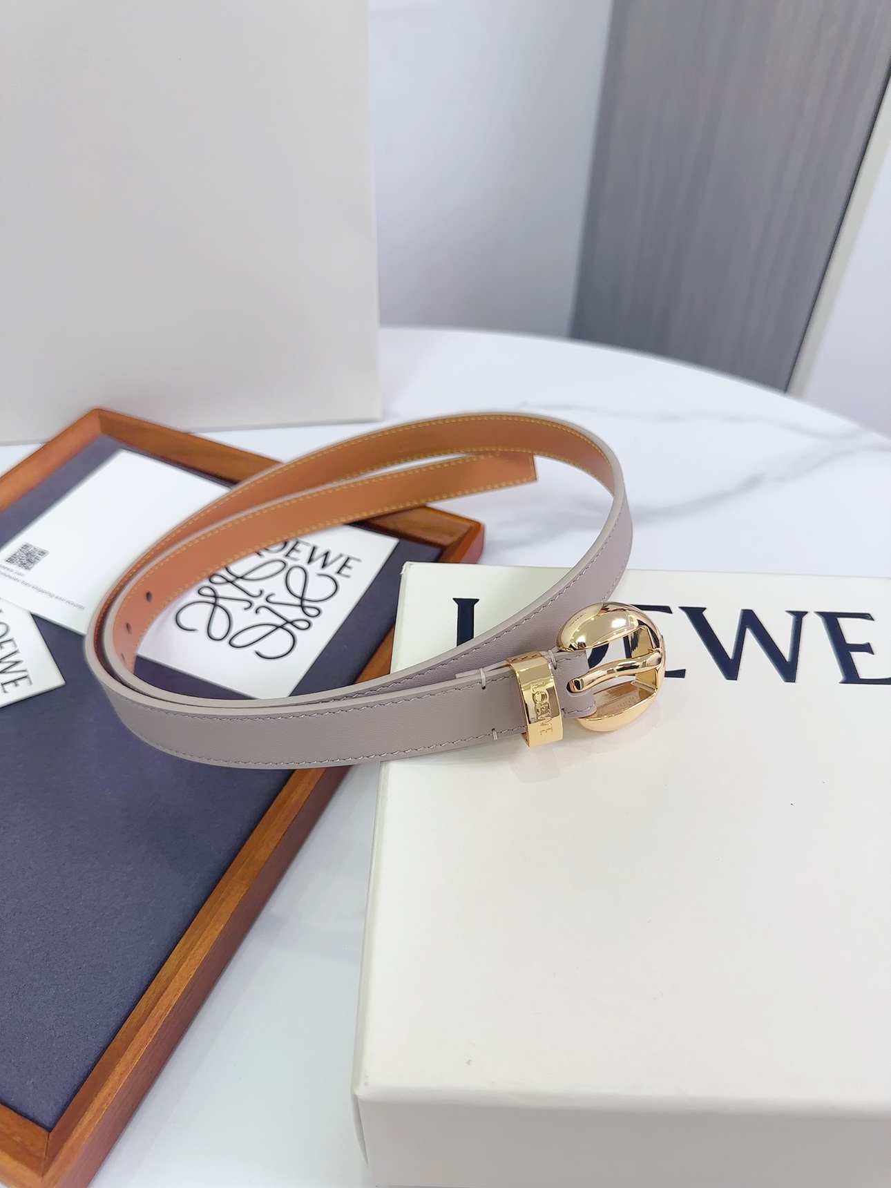 Loewe 罗意威 LOEWE 新款平纹牛皮革腰带，饰以金属LOEWE标志，宽2.0cm