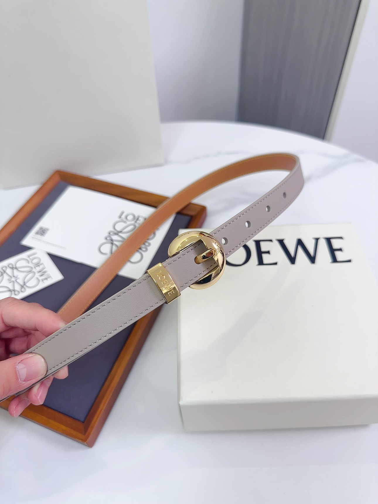 Loewe 罗意威 LOEWE 新款平纹牛皮革腰带，饰以金属LOEWE标志，宽2.0cm