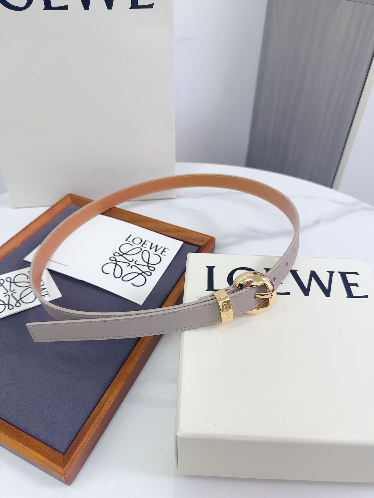 Loewe 罗意威 LOEWE 新款平纹牛皮革腰带，饰以金属LOEWE标志，宽2.0cm
