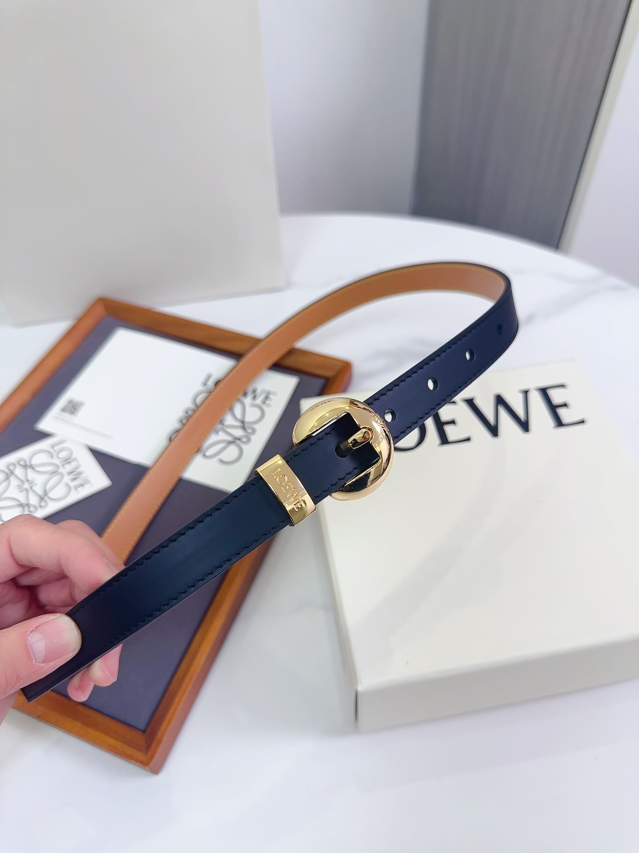 Loewe 罗意威 LOEWE 新款平纹牛皮革腰带，饰以金属LOEWE标志，宽2.0cm