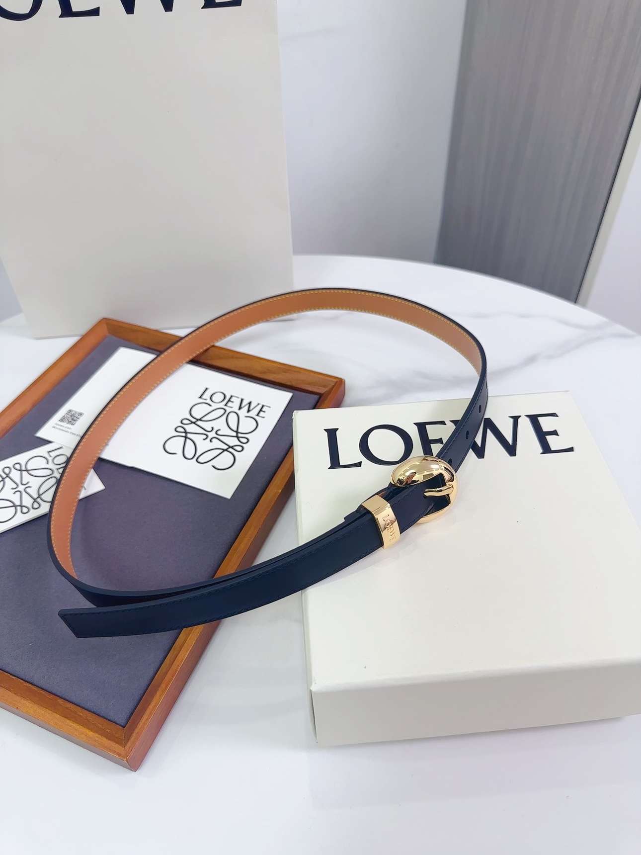 Loewe 罗意威 LOEWE 新款平纹牛皮革腰带，饰以金属LOEWE标志，宽2.0cm