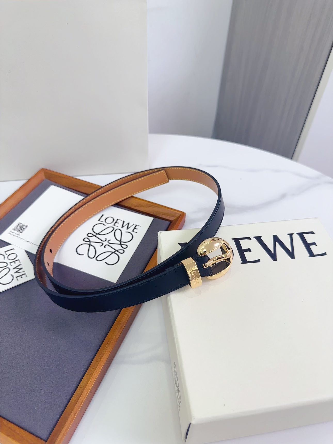 Loewe 罗意威 LOEWE 新款平纹牛皮革腰带，饰以金属LOEWE标志，宽2.0cm
