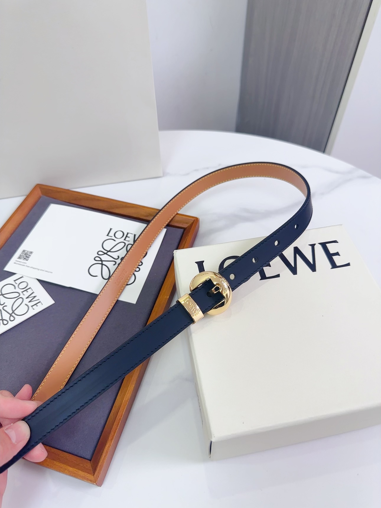 Loewe 罗意威 LOEWE 新款平纹牛皮革腰带，饰以金属LOEWE标志，宽2.0cm