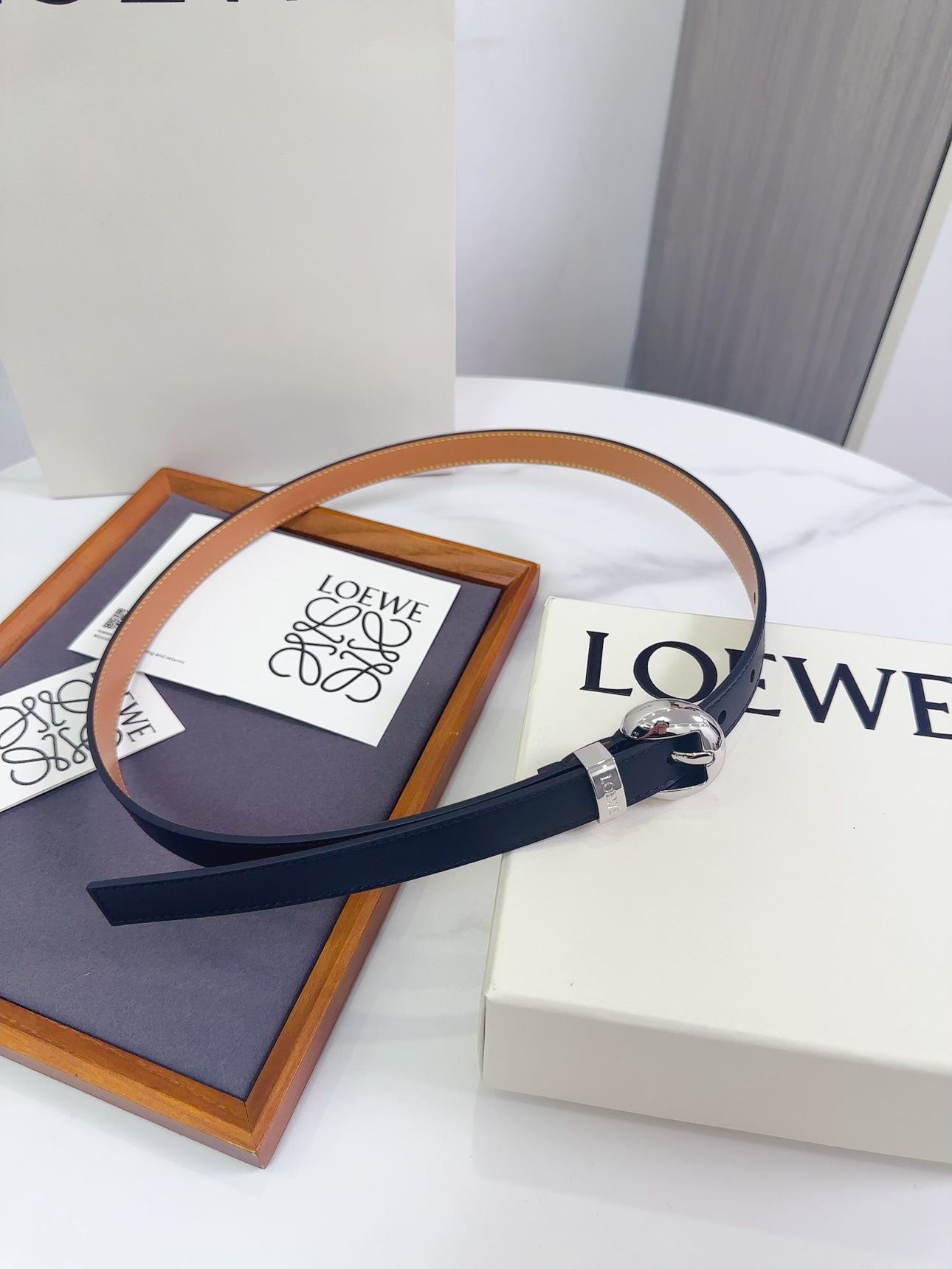 Loewe 罗意威 LOEWE 新款平纹牛皮革腰带，饰以金属LOEWE标志，宽2.0cm