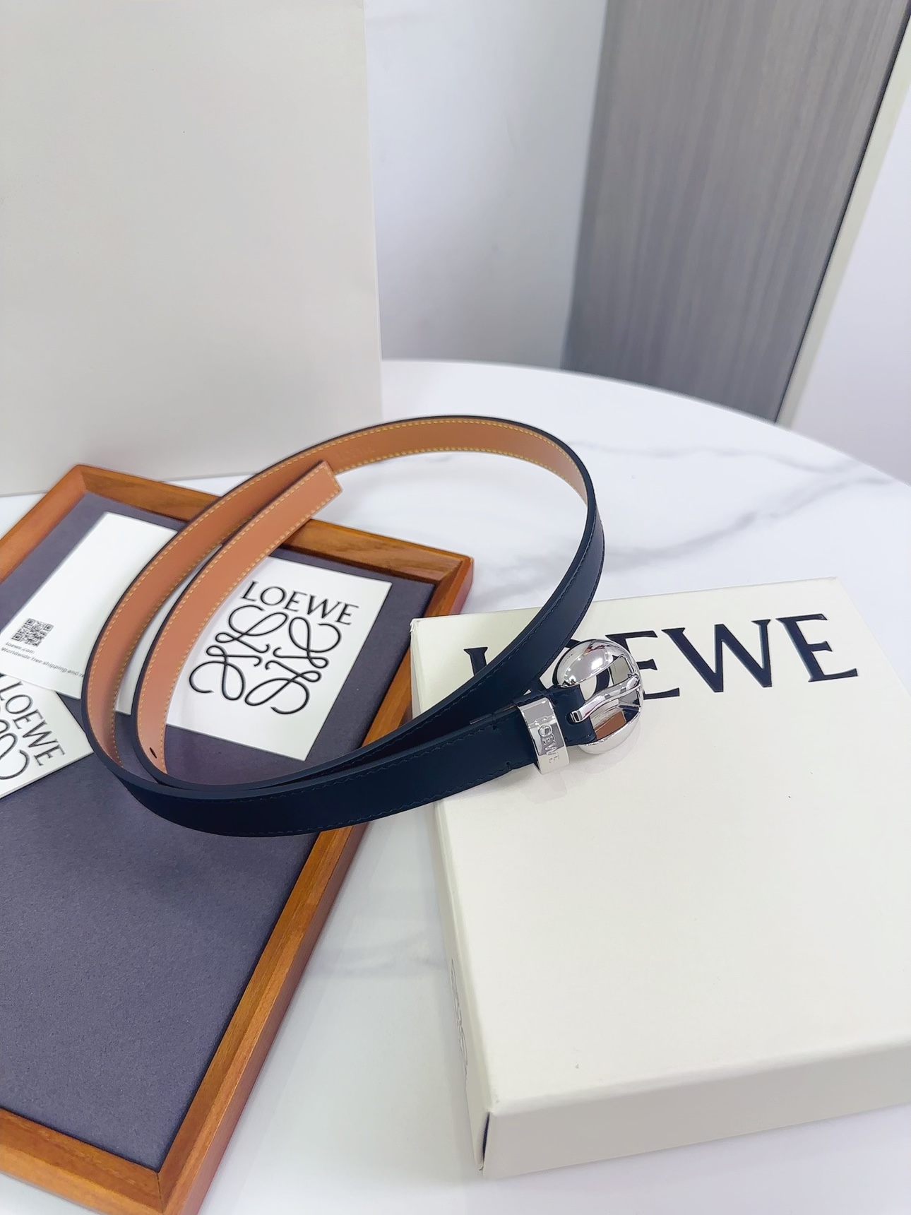 Loewe 罗意威 LOEWE 新款平纹牛皮革腰带，饰以金属LOEWE标志，宽2.0cm