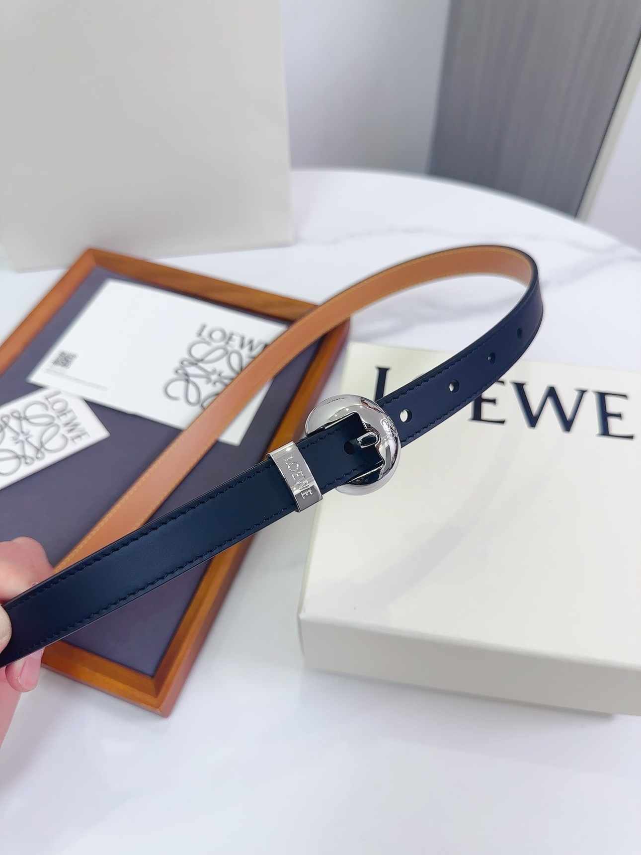 Loewe 罗意威 LOEWE 新款平纹牛皮革腰带，饰以金属LOEWE标志，宽2.0cm