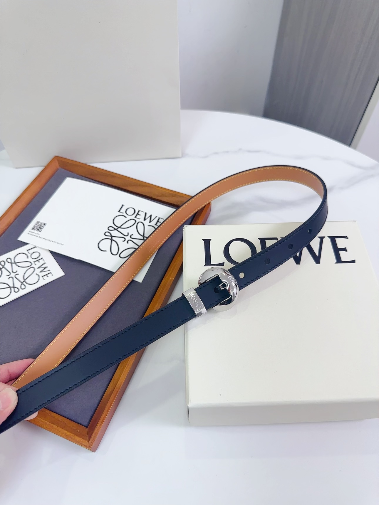 Loewe 罗意威 LOEWE 新款平纹牛皮革腰带，饰以金属LOEWE标志，宽2.0cm