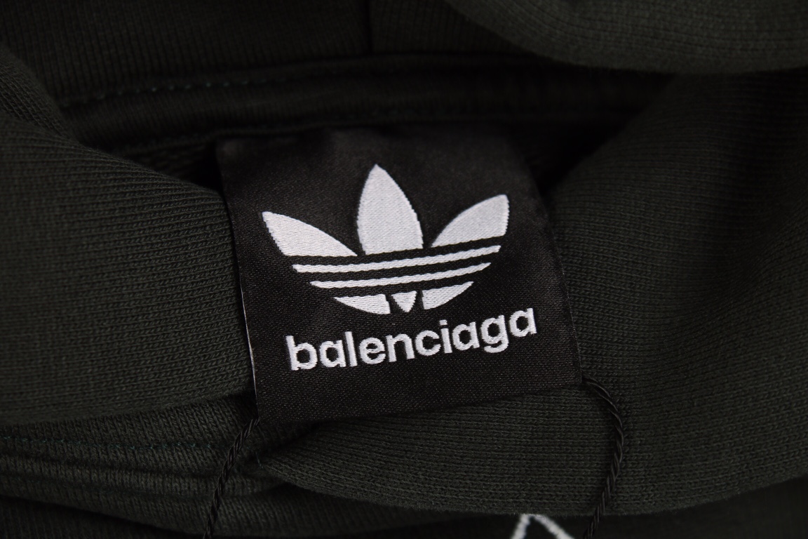 本地自取:240💰
balenciaga x adidas 三叶草联名复古帽衫 订单版本❗️
面料:32支精棉鱼鳞抓毛卫衣,530克
罗纹:26支双纱1*1拉架罗纹,450克
工艺:
采用进口百灵达刺绣机器绣花
十几版打样测试,不下十次不断地调整和修改版带,最终才确认做大货
绣花采用进口“Coats”高士线,线色偏哑光,无亮泽度,与原版绣花线一致
大货绣花丝线细腻,与原版媲美。
绣花针数总计将近4万针,单片绣下来要40多分钟,非常耗时,慢工出细活。
独家定制三标辅料
sixe:2-3