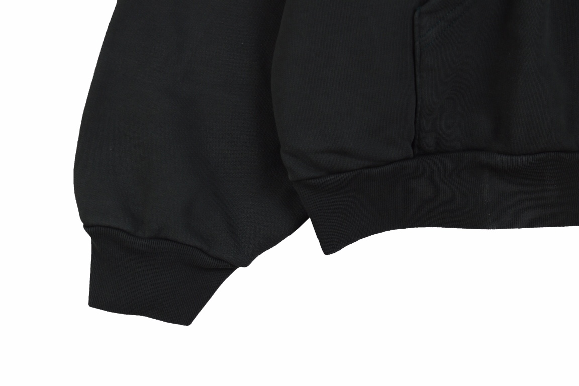 本地自取:240💰
balenciaga x adidas 三叶草联名复古帽衫 订单版本❗️
面料:32支精棉鱼鳞抓毛卫衣,530克
罗纹:26支双纱1*1拉架罗纹,450克
工艺:
采用进口百灵达刺绣机器绣花
十几版打样测试,不下十次不断地调整和修改版带,最终才确认做大货
绣花采用进口“Coats”高士线,线色偏哑光,无亮泽度,与原版绣花线一致
大货绣花丝线细腻,与原版媲美。
绣花针数总计将近4万针,单片绣下来要40多分钟,非常耗时,慢工出细活。
独家定制三标辅料
sixe:2-3