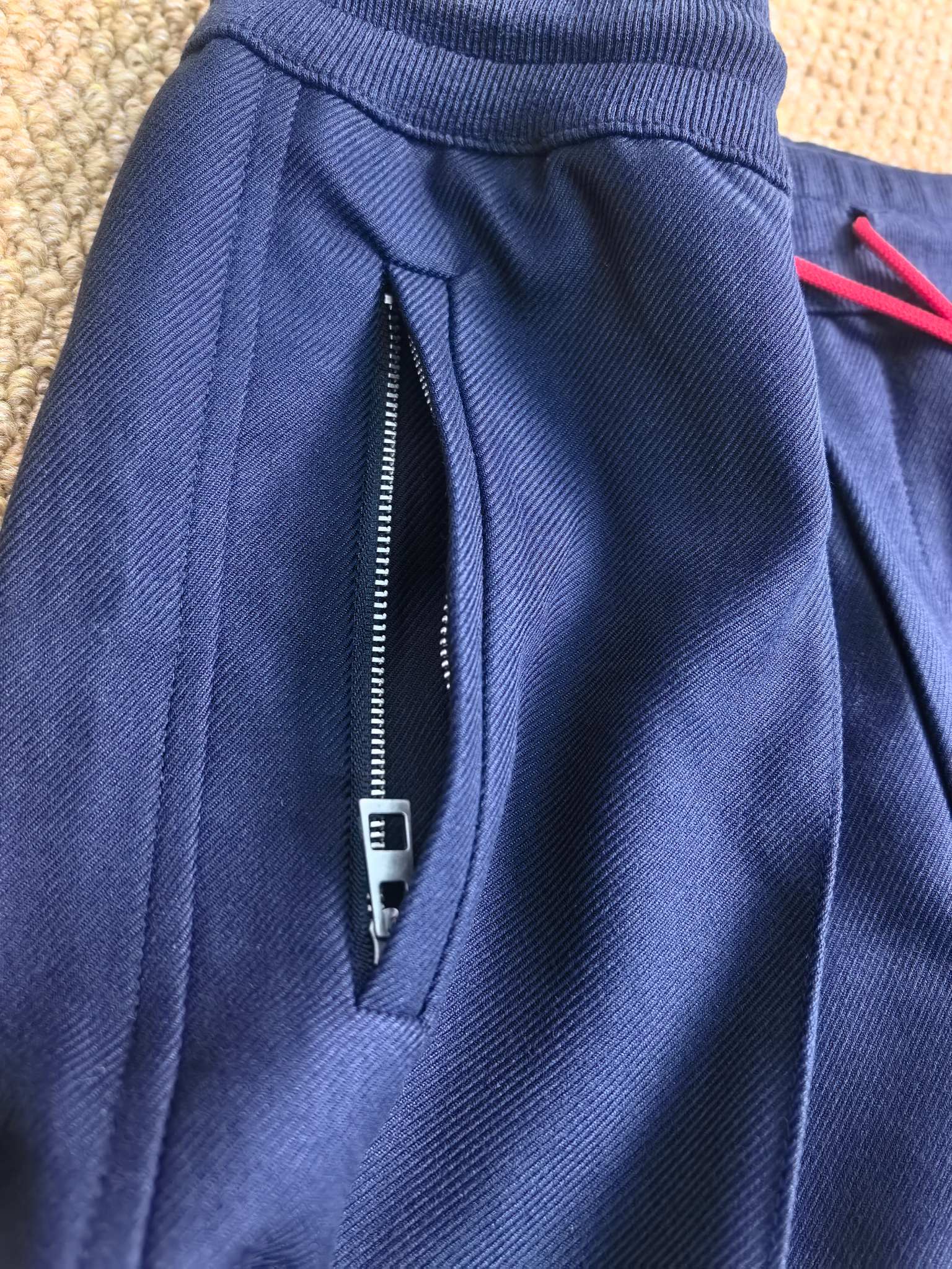Loewe 上衣 裤子250 Loewe 罗意威 SS26 早春新品 撞色搭配标识刺绣直筒休闲长裤
