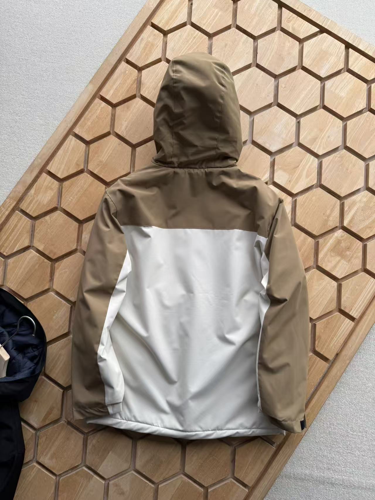 💰155
 KOLON SPORT 可隆秋冬男款户外休闲轻盈棉服夹克外套
速干压缩 透气防泼水 运动棉服 RIMALOFT以及100%环保填充物，轻量，同时保温性能突出。轻如羽翼的PERTEX QUANTUM面料结合符合人体工学的填充量设计，防止冷风灌入的防风里袖设计以及出汗时能够轻松收纳以及携带的设计，让这件产品完全达到了理想级别。版型- REGULAR不贴身，活动性舒适的基础版型 设计亮点 -①使用保温性与速干性突出的PRIMALOFT材料的科技填充夹
克 ②使用将超轻纱线通过紧密编织制作而成的PERTEX QUANTUM面料，可有效阻挡外部冷风入侵，提高保温性③各部位使用不同程度的填充物，所打造的一件最适合户外运动的产品 ④使用PRIMALOFT GOLD填充物，100%环保的同时，轻量且保温性突出
⑤防风里袖设计，可有效阻挡寒气冷风灌入
⑥整体设计简约，在胸口以及后背位置设有LOGO，可与不同的外套进行多种风格的搭配穿着 ⑦额外设有收纳袋，易于打包收纳保管 功能性 - 防泼水--防止水侵湿面料，将水快速弹落 防风--防止风进入服装内部
面料功能性-PERTEX QUANTUM采用高密度紧密编织结构，轻量
柔软的同时，能通过尽可能地隔绝空气提高保温性能

颜色： 高级灰拼黑色 
           银灰拼藏青 
           暖白拼棕色
尺码：L—4XL