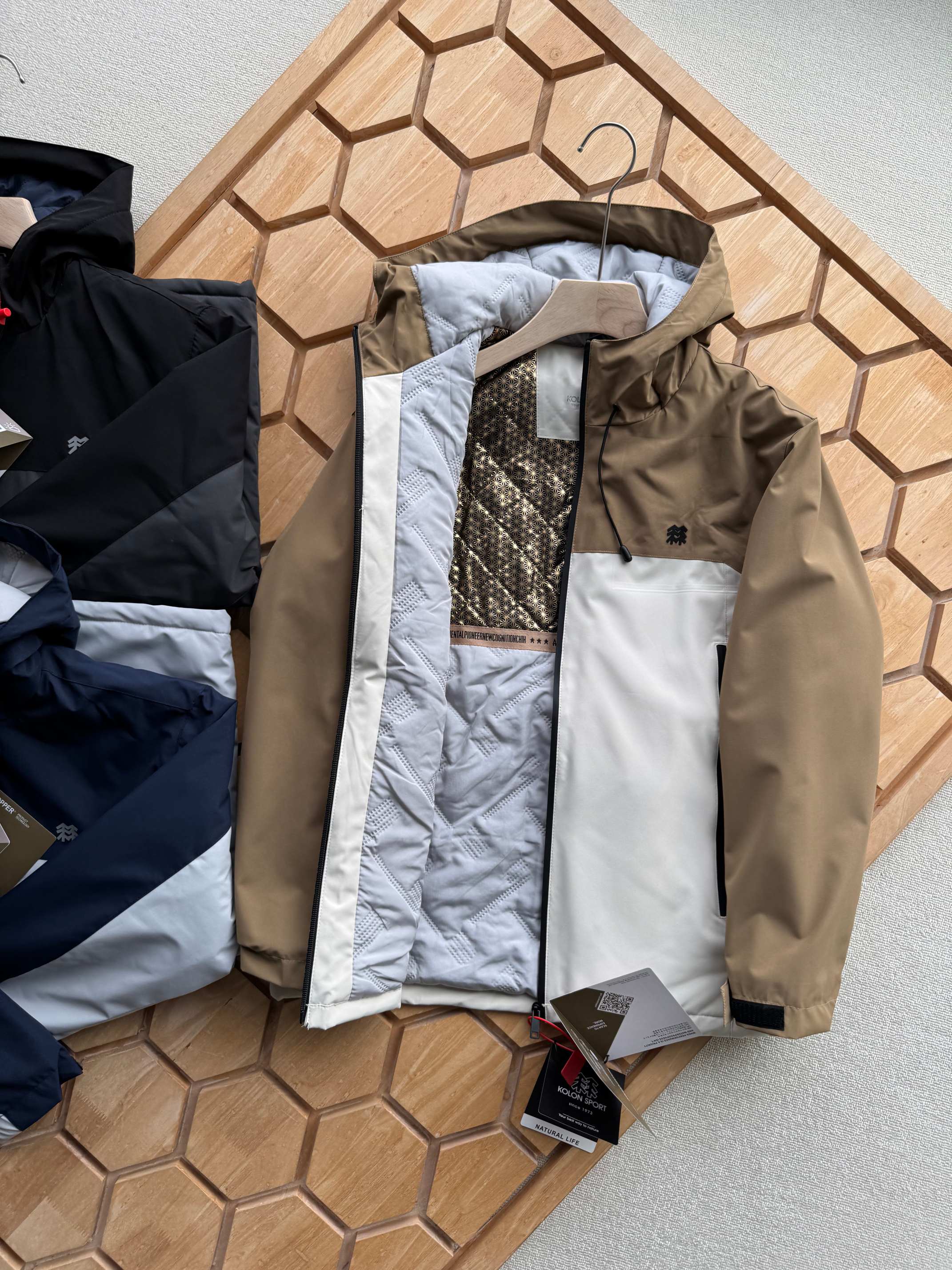 💰155
 KOLON SPORT 可隆秋冬男款户外休闲轻盈棉服夹克外套
速干压缩 透气防泼水 运动棉服 RIMALOFT以及100%环保填充物，轻量，同时保温性能突出。轻如羽翼的PERTEX QUANTUM面料结合符合人体工学的填充量设计，防止冷风灌入的防风里袖设计以及出汗时能够轻松收纳以及携带的设计，让这件产品完全达到了理想级别。版型- REGULAR不贴身，活动性舒适的基础版型 设计亮点 -①使用保温性与速干性突出的PRIMALOFT材料的科技填充夹
克 ②使用将超轻纱线通过紧密编织制作而成的PERTEX QUANTUM面料，可有效阻挡外部冷风入侵，提高保温性③各部位使用不同程度的填充物，所打造的一件最适合户外运动的产品 ④使用PRIMALOFT GOLD填充物，100%环保的同时，轻量且保温性突出
⑤防风里袖设计，可有效阻挡寒气冷风灌入
⑥整体设计简约，在胸口以及后背位置设有LOGO，可与不同的外套进行多种风格的搭配穿着 ⑦额外设有收纳袋，易于打包收纳保管 功能性 - 防泼水--防止水侵湿面料，将水快速弹落 防风--防止风进入服装内部
面料功能性-PERTEX QUANTUM采用高密度紧密编织结构，轻量
柔软的同时，能通过尽可能地隔绝空气提高保温性能

颜色： 高级灰拼黑色 
           银灰拼藏青 
           暖白拼棕色
尺码：L—4XL