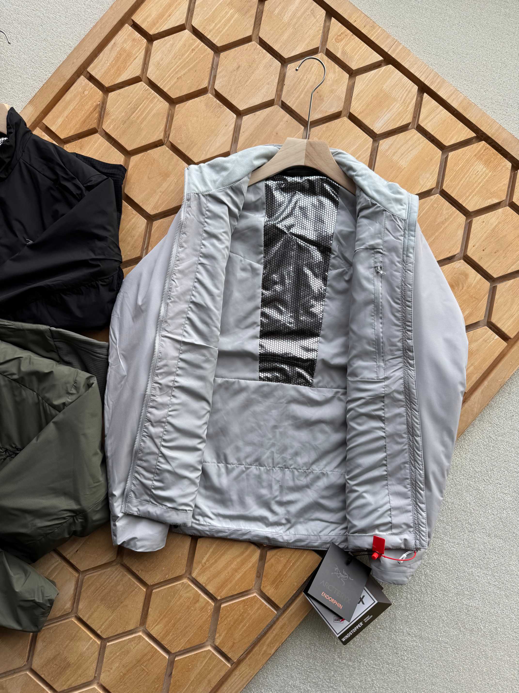 💰185
 ARC’TERYX—始祖鸟刺绣款 立领三防科技棉服P棉保暖外套防泼户外登山徒步男款
为湿冷户外运动而生💪
三防科技👉🏻防水防油防污
内部持久恒温，运动保暖，汗湿时透气快干
中层外穿皆可，适合多场景穿搭
这是一件拥有动态保暖功能的棉服，其后背汗区配置弹力透气系统，实现快速散热，采用三防科技面料，可防泼水抗油污，易清洁，内胸袋，贴心出行，根据人体热能分布图，科学配比充棉克重，轻量保暖不显臃肿，人体工学立体裁剪.

颜色：黑色  浅云灰  深苔绿
尺码：M—3XL