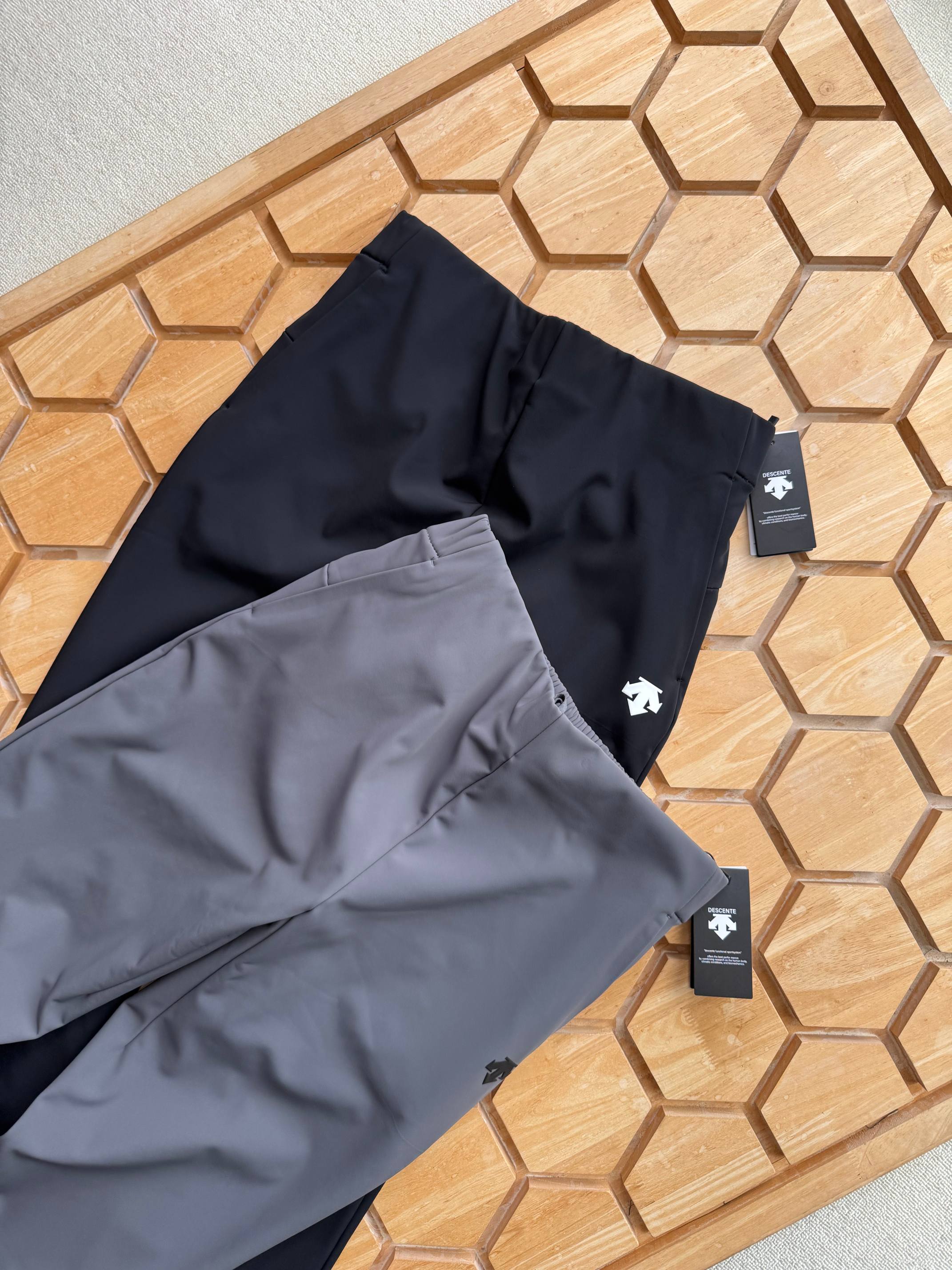 💰135
DESCENTE/迪桑特 TRAINING系列综训 运动 休闲男士长裤。
2025年度超值推荐的一款全新的户外运动休闲裤，运动款型，上身超好看！
面料采用爽滑太空层面料，上身柔软舒适！外层防水 内里加绒 真正做到了防风防水 聚热锁暖 
内里腰头都做了包边处理，口袋处都有拉链设计，口袋腰头都做了套结加固！
经人体工程学剪裁手法！修身款式，做工也超级棒！！区别一般的面料手感 好的面料是会说话的 手感是不会骗人的！面料超厚实！！
高端印花工艺，隐形拉链设计 设计，低调不低品！！独具一格的运动版型，极具运动感。
颜色： 黑色   灰色
尺码：M ~ 4+