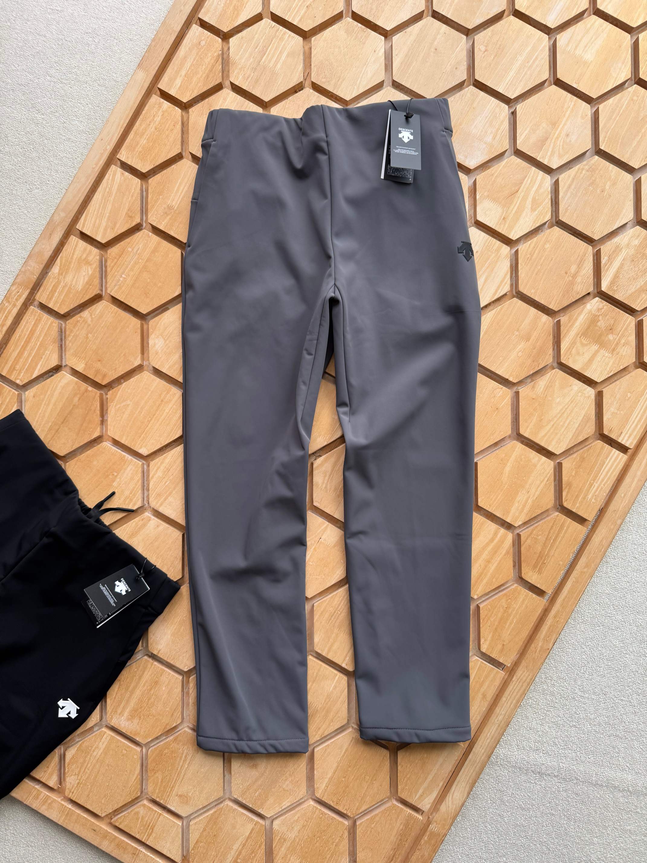 💰135
DESCENTE/迪桑特 TRAINING系列综训 运动 休闲男士长裤。
2025年度超值推荐的一款全新的户外运动休闲裤，运动款型，上身超好看！
面料采用爽滑太空层面料，上身柔软舒适！外层防水 内里加绒 真正做到了防风防水 聚热锁暖 
内里腰头都做了包边处理，口袋处都有拉链设计，口袋腰头都做了套结加固！
经人体工程学剪裁手法！修身款式，做工也超级棒！！区别一般的面料手感 好的面料是会说话的 手感是不会骗人的！面料超厚实！！
高端印花工艺，隐形拉链设计 设计，低调不低品！！独具一格的运动版型，极具运动感。
颜色： 黑色   灰色
尺码：M ~ 4+