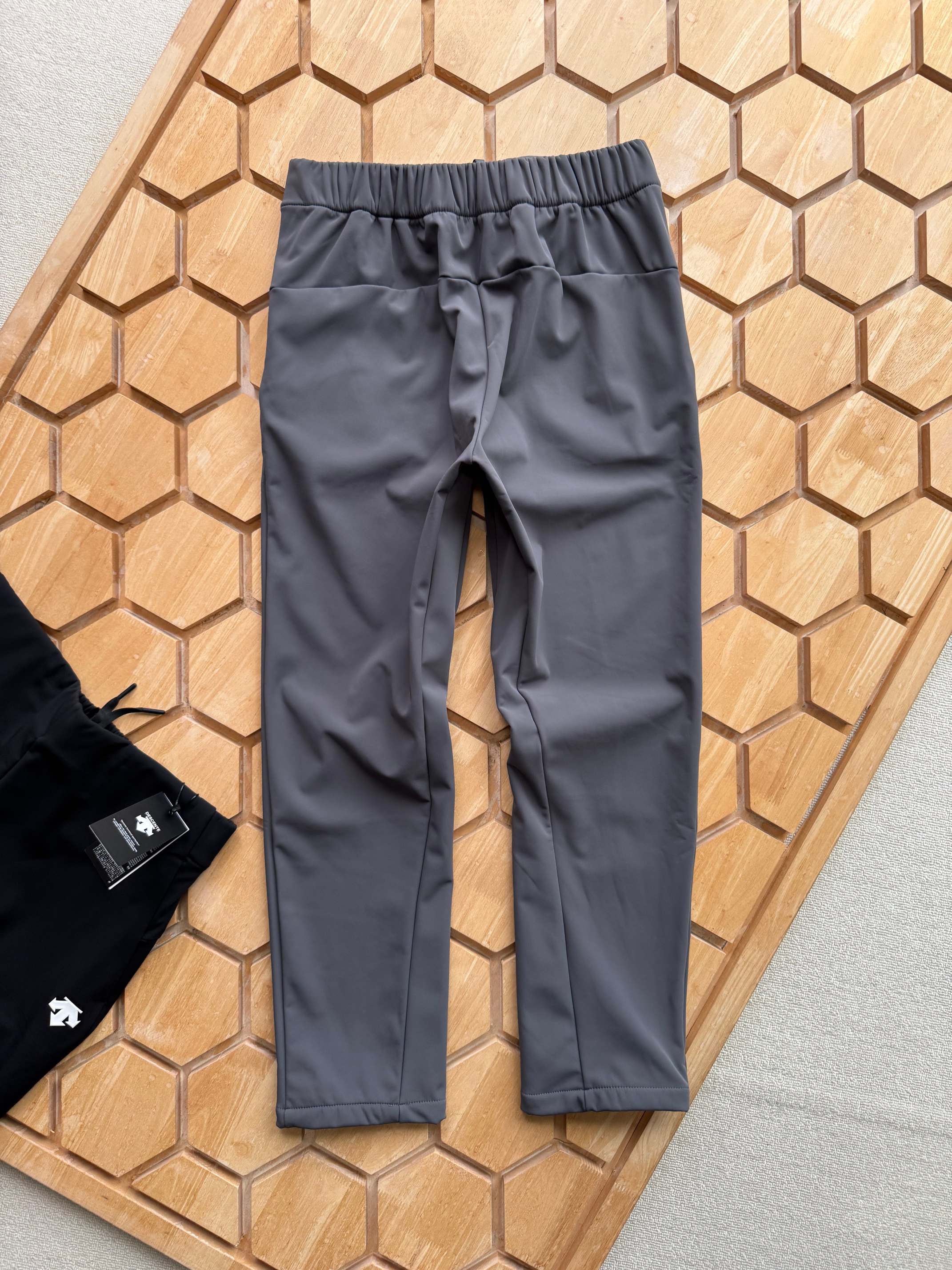 💰135
DESCENTE/迪桑特 TRAINING系列综训 运动 休闲男士长裤。
2025年度超值推荐的一款全新的户外运动休闲裤，运动款型，上身超好看！
面料采用爽滑太空层面料，上身柔软舒适！外层防水 内里加绒 真正做到了防风防水 聚热锁暖 
内里腰头都做了包边处理，口袋处都有拉链设计，口袋腰头都做了套结加固！
经人体工程学剪裁手法！修身款式，做工也超级棒！！区别一般的面料手感 好的面料是会说话的 手感是不会骗人的！面料超厚实！！
高端印花工艺，隐形拉链设计 设计，低调不低品！！独具一格的运动版型，极具运动感。
颜色： 黑色   灰色
尺码：M ~ 4+