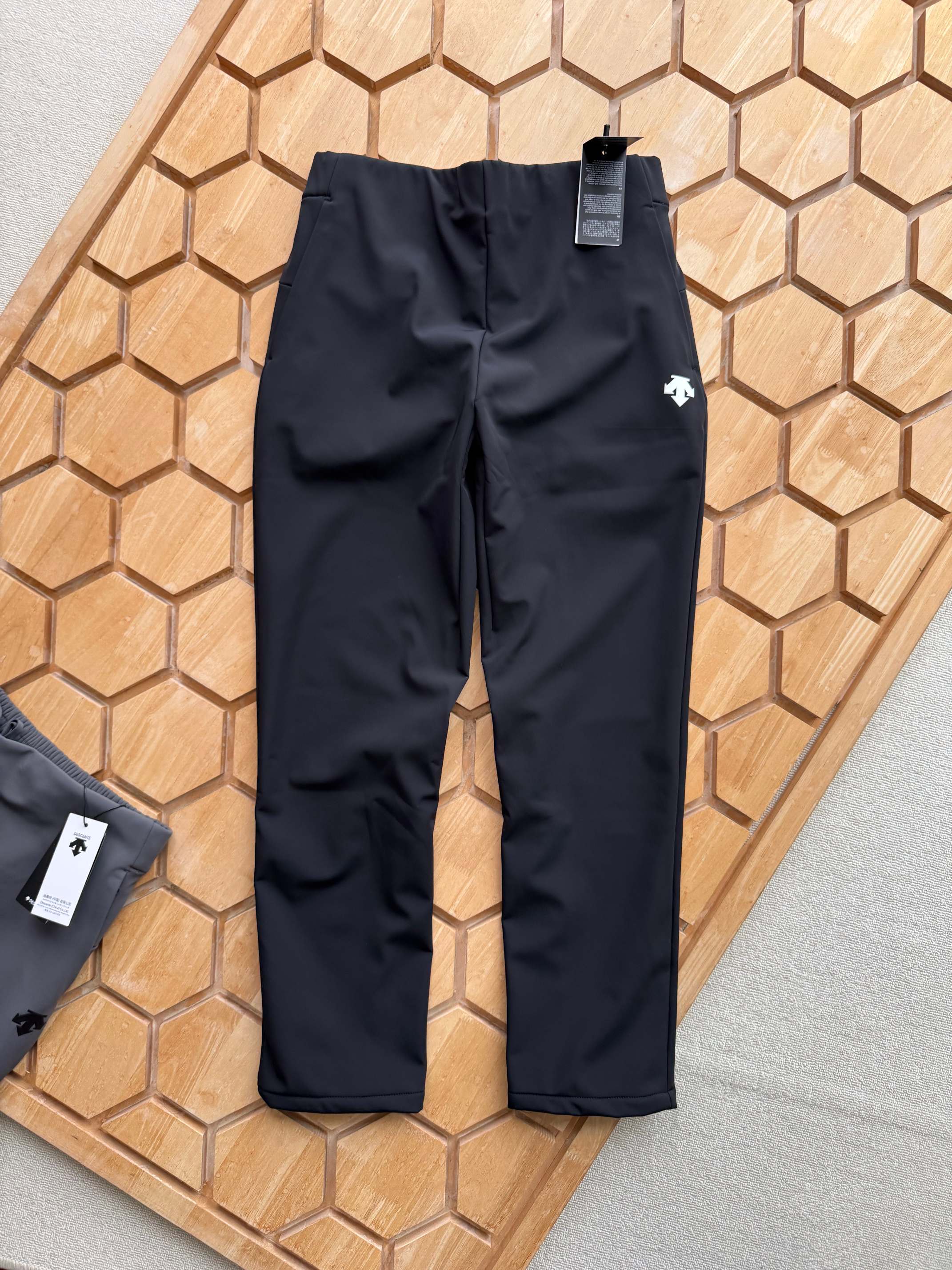 💰135
DESCENTE/迪桑特 TRAINING系列综训 运动 休闲男士长裤。
2025年度超值推荐的一款全新的户外运动休闲裤，运动款型，上身超好看！
面料采用爽滑太空层面料，上身柔软舒适！外层防水 内里加绒 真正做到了防风防水 聚热锁暖 
内里腰头都做了包边处理，口袋处都有拉链设计，口袋腰头都做了套结加固！
经人体工程学剪裁手法！修身款式，做工也超级棒！！区别一般的面料手感 好的面料是会说话的 手感是不会骗人的！面料超厚实！！
高端印花工艺，隐形拉链设计 设计，低调不低品！！独具一格的运动版型，极具运动感。
颜色： 黑色   灰色
尺码：M ~ 4+