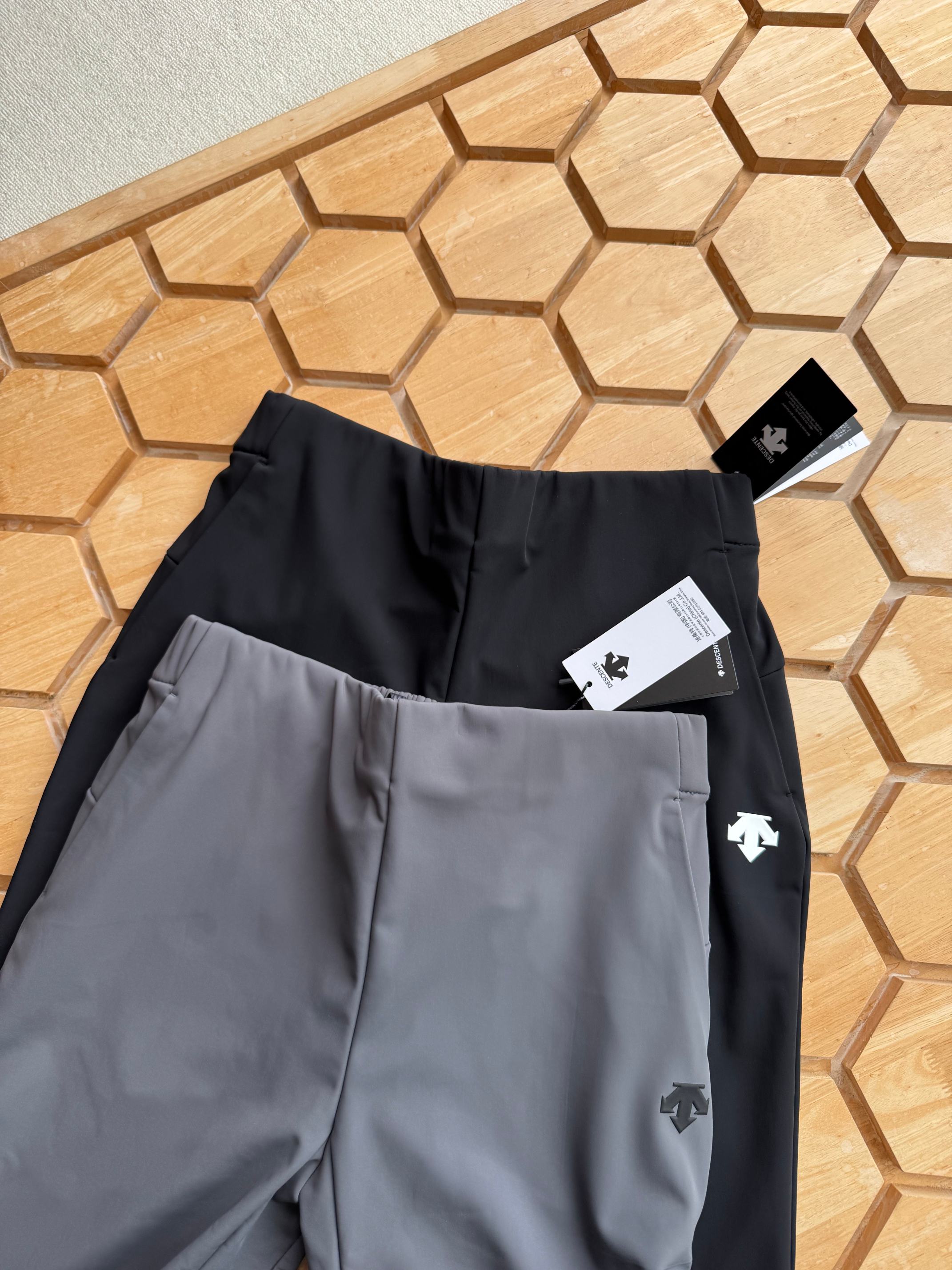 💰135
DESCENTE/迪桑特 TRAINING系列综训 运动 休闲男士长裤。
2025年度超值推荐的一款全新的户外运动休闲裤，运动款型，上身超好看！
面料采用爽滑太空层面料，上身柔软舒适！外层防水 内里加绒 真正做到了防风防水 聚热锁暖 
内里腰头都做了包边处理，口袋处都有拉链设计，口袋腰头都做了套结加固！
经人体工程学剪裁手法！修身款式，做工也超级棒！！区别一般的面料手感 好的面料是会说话的 手感是不会骗人的！面料超厚实！！
高端印花工艺，隐形拉链设计 设计，低调不低品！！独具一格的运动版型，极具运动感。
颜色： 黑色   灰色
尺码：M ~ 4+