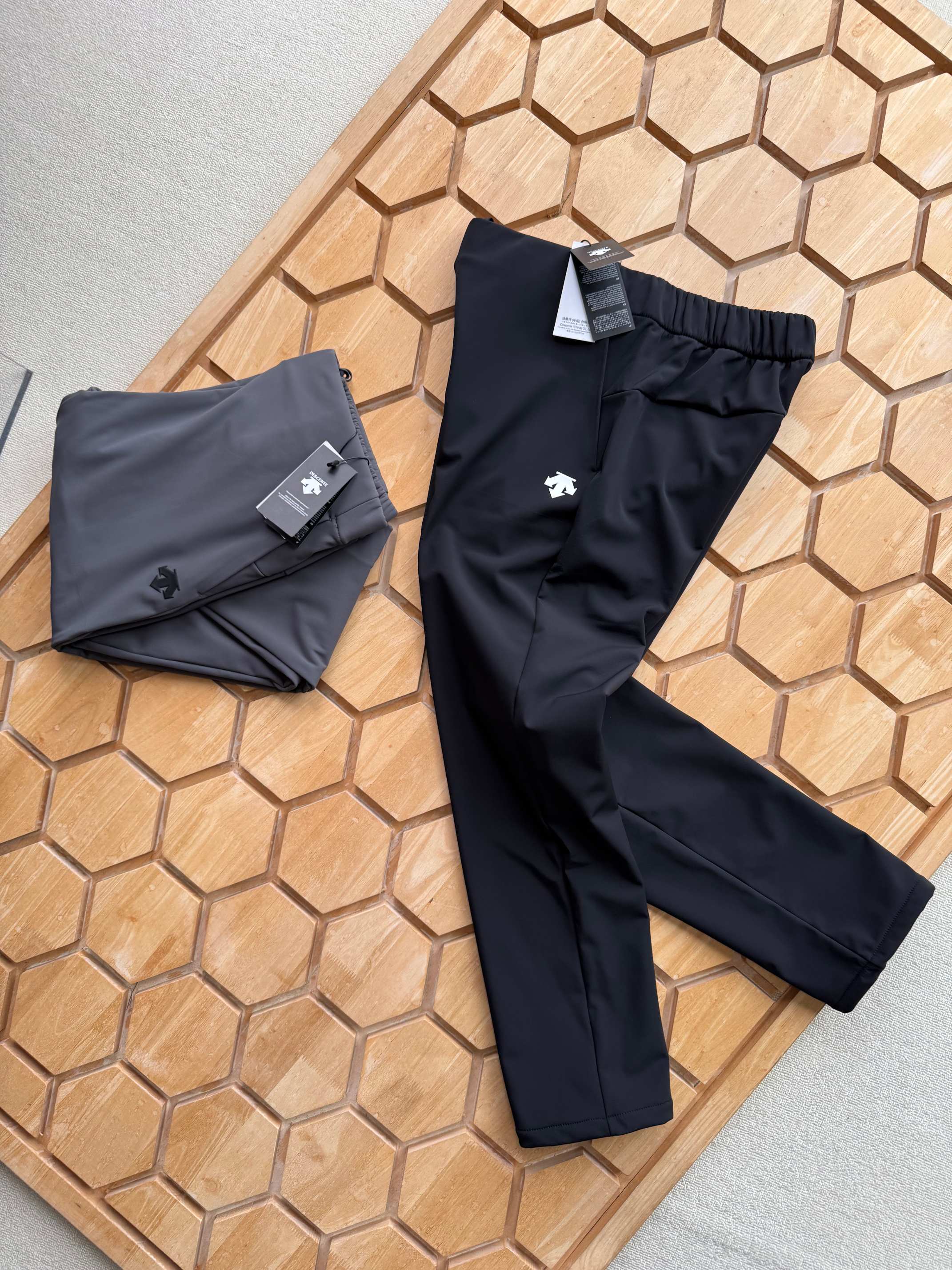 💰135
DESCENTE/迪桑特 TRAINING系列综训 运动 休闲男士长裤。
2025年度超值推荐的一款全新的户外运动休闲裤，运动款型，上身超好看！
面料采用爽滑太空层面料，上身柔软舒适！外层防水 内里加绒 真正做到了防风防水 聚热锁暖 
内里腰头都做了包边处理，口袋处都有拉链设计，口袋腰头都做了套结加固！
经人体工程学剪裁手法！修身款式，做工也超级棒！！区别一般的面料手感 好的面料是会说话的 手感是不会骗人的！面料超厚实！！
高端印花工艺，隐形拉链设计 设计，低调不低品！！独具一格的运动版型，极具运动感。
颜色： 黑色   灰色
尺码：M ~ 4+