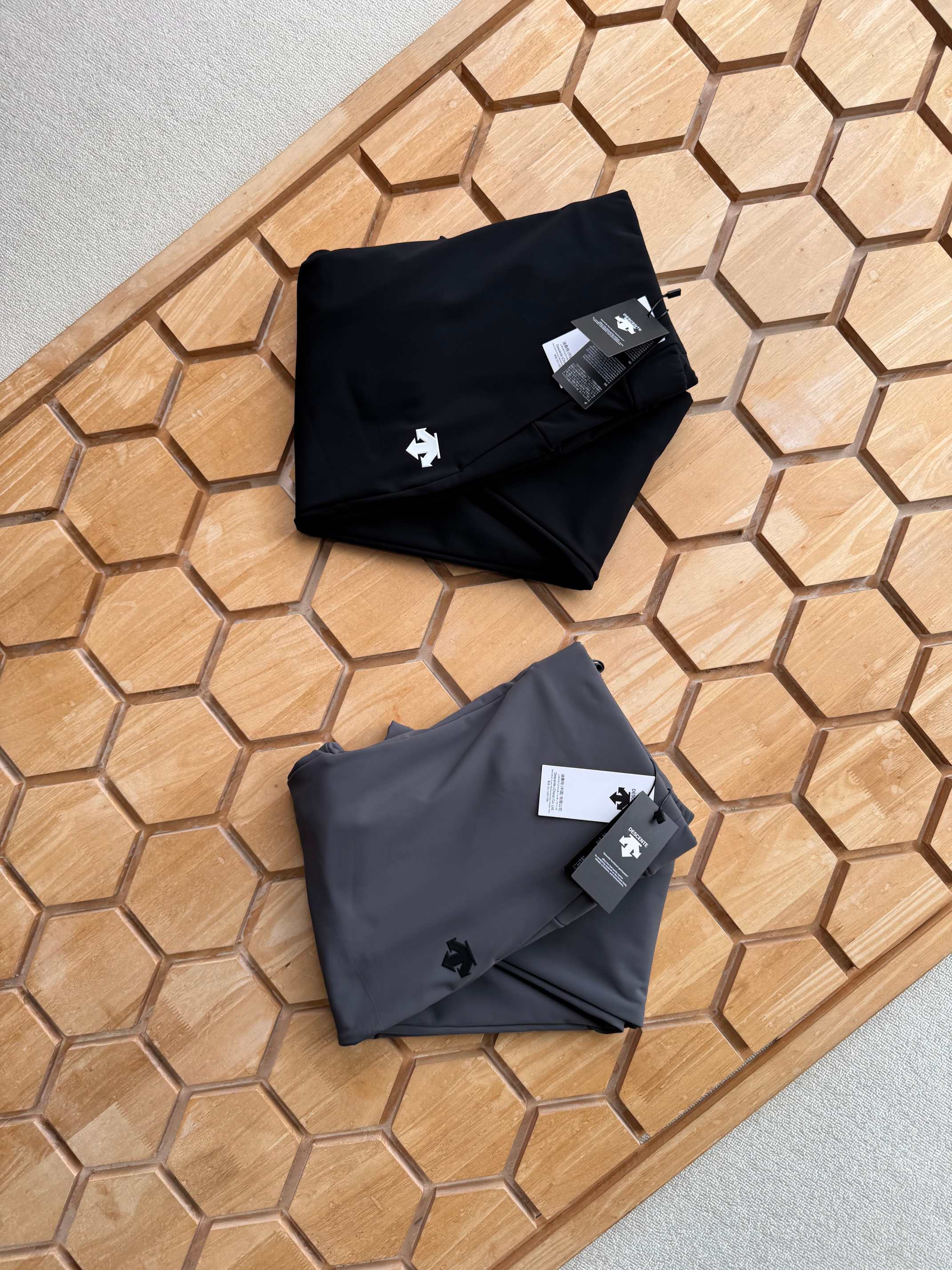 💰135
DESCENTE/迪桑特 TRAINING系列综训 运动 休闲男士长裤。
2025年度超值推荐的一款全新的户外运动休闲裤，运动款型，上身超好看！
面料采用爽滑太空层面料，上身柔软舒适！外层防水 内里加绒 真正做到了防风防水 聚热锁暖 
内里腰头都做了包边处理，口袋处都有拉链设计，口袋腰头都做了套结加固！
经人体工程学剪裁手法！修身款式，做工也超级棒！！区别一般的面料手感 好的面料是会说话的 手感是不会骗人的！面料超厚实！！
高端印花工艺，隐形拉链设计 设计，低调不低品！！独具一格的运动版型，极具运动感。
颜色： 黑色   灰色
尺码：M ~ 4+