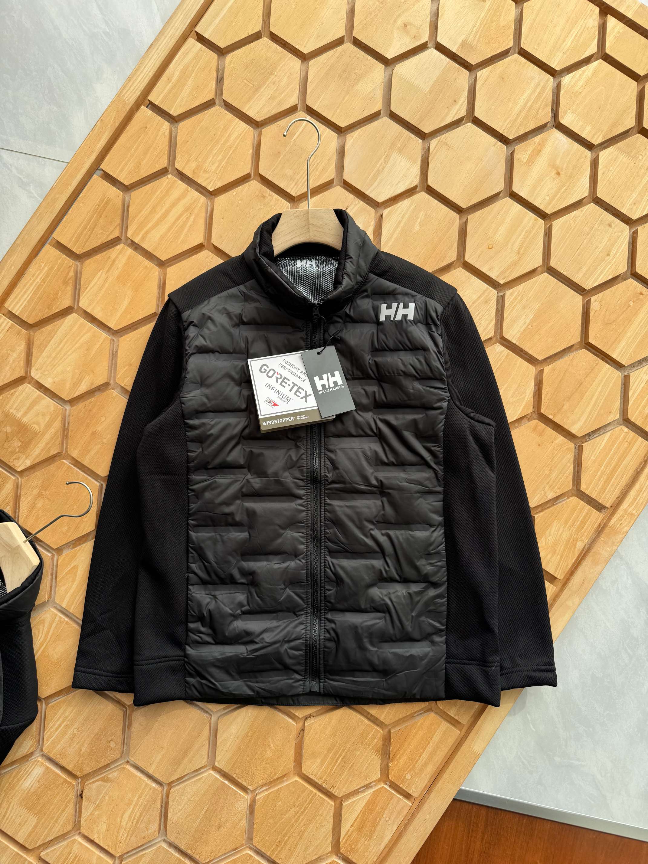 💰185
Helly Hansen/海丽汉森新款男士立领羽绒服外套！
北欧挪威小众品牌，官网同步在售，户外休闲都可驾驭！
超轻羽绒专用科技防风防水面料，内里90%白鸭绒填充，轻盈蓬松，舒服保暖！贸易公司弄回的货，大家都知道的，都是上的了台面的， 质量以及版型都是上等的，咱就不与通货比较了！ 如果你觉得厚的羽绒服穿着怕胖，怕显的臃肿。

那么今天这款就是为您精心挑选的，轻薄型的羽绒服， 这里大家注意了，不要听到轻薄就觉得不暖，那就大错特错了， 咱这款不仅薄，并且非常的保暖，90白鸭绒，里面这种工艺掌柜也形容不来，总之，外形薄，但是感觉里面的绒填充的非常密实！ 收到货能感受到它的价值，品质看细节，独特的回针线技术 高密度90绒 ， 蓬松度和上身效果特好，版型设计大方，立领设计特别时尚， 面料手感非常好内里采用手塞羽绒服非常保暖，保证不钻绒，比火炮还保暖还好清洗，总之是一款超值的好款
颜色：  黑色
尺码：  M-3XL
