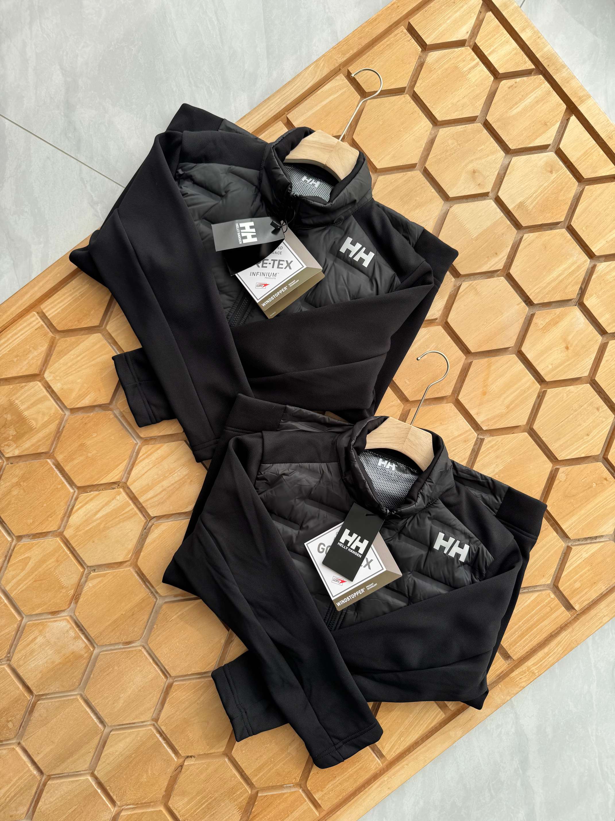 💰185
Helly Hansen/海丽汉森新款男士立领羽绒服外套！
北欧挪威小众品牌，官网同步在售，户外休闲都可驾驭！
超轻羽绒专用科技防风防水面料，内里90%白鸭绒填充，轻盈蓬松，舒服保暖！贸易公司弄回的货，大家都知道的，都是上的了台面的， 质量以及版型都是上等的，咱就不与通货比较了！ 如果你觉得厚的羽绒服穿着怕胖，怕显的臃肿。

那么今天这款就是为您精心挑选的，轻薄型的羽绒服， 这里大家注意了，不要听到轻薄就觉得不暖，那就大错特错了， 咱这款不仅薄，并且非常的保暖，90白鸭绒，里面这种工艺掌柜也形容不来，总之，外形薄，但是感觉里面的绒填充的非常密实！ 收到货能感受到它的价值，品质看细节，独特的回针线技术 高密度90绒 ， 蓬松度和上身效果特好，版型设计大方，立领设计特别时尚， 面料手感非常好内里采用手塞羽绒服非常保暖，保证不钻绒，比火炮还保暖还好清洗，总之是一款超值的好款
颜色：  黑色
尺码：  M-3XL