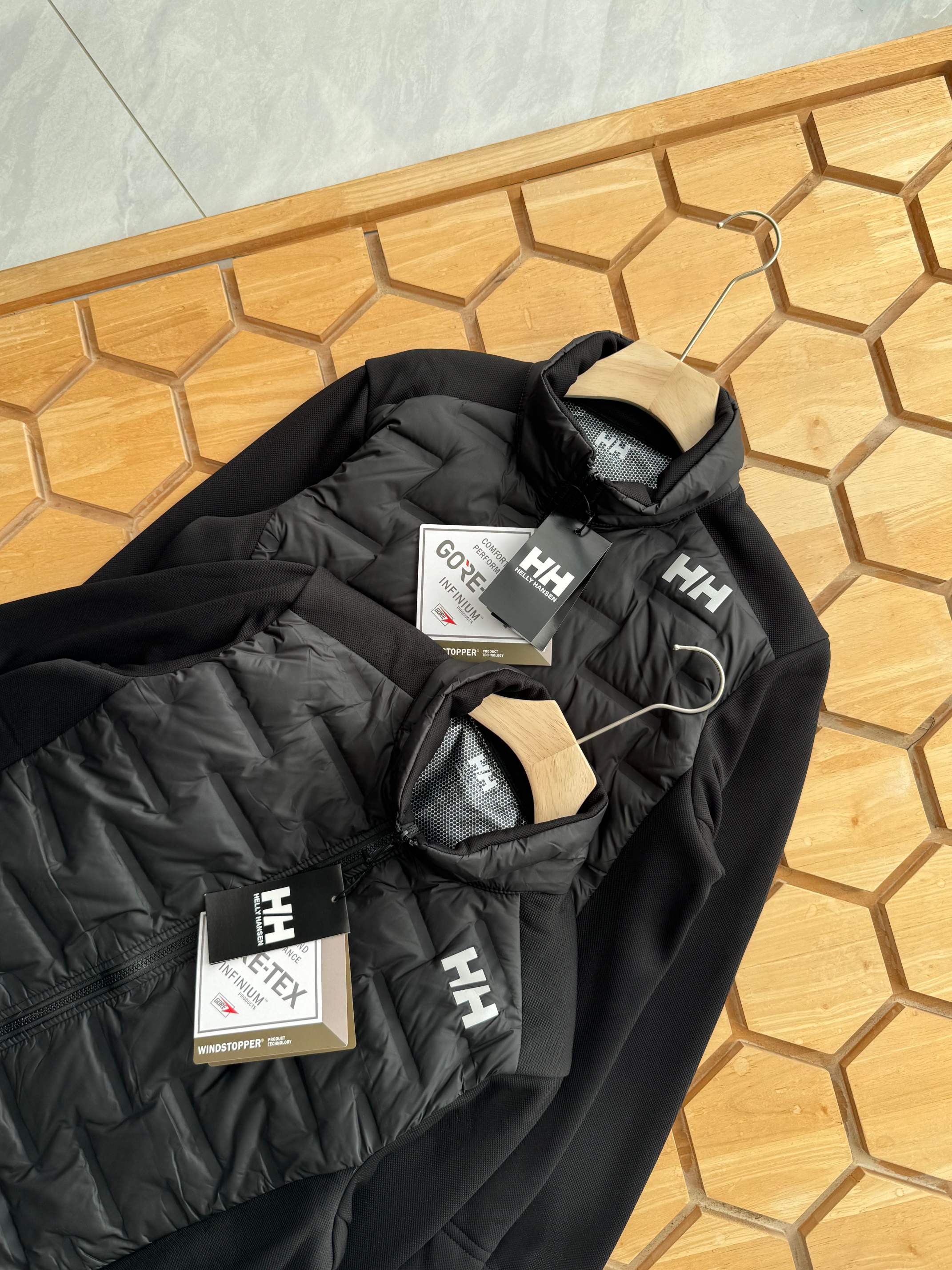 💰185
Helly Hansen/海丽汉森新款男士立领羽绒服外套！
北欧挪威小众品牌，官网同步在售，户外休闲都可驾驭！
超轻羽绒专用科技防风防水面料，内里90%白鸭绒填充，轻盈蓬松，舒服保暖！贸易公司弄回的货，大家都知道的，都是上的了台面的， 质量以及版型都是上等的，咱就不与通货比较了！ 如果你觉得厚的羽绒服穿着怕胖，怕显的臃肿。

那么今天这款就是为您精心挑选的，轻薄型的羽绒服， 这里大家注意了，不要听到轻薄就觉得不暖，那就大错特错了， 咱这款不仅薄，并且非常的保暖，90白鸭绒，里面这种工艺掌柜也形容不来，总之，外形薄，但是感觉里面的绒填充的非常密实！ 收到货能感受到它的价值，品质看细节，独特的回针线技术 高密度90绒 ， 蓬松度和上身效果特好，版型设计大方，立领设计特别时尚， 面料手感非常好内里采用手塞羽绒服非常保暖，保证不钻绒，比火炮还保暖还好清洗，总之是一款超值的好款
颜色：  黑色
尺码：  M-3XL