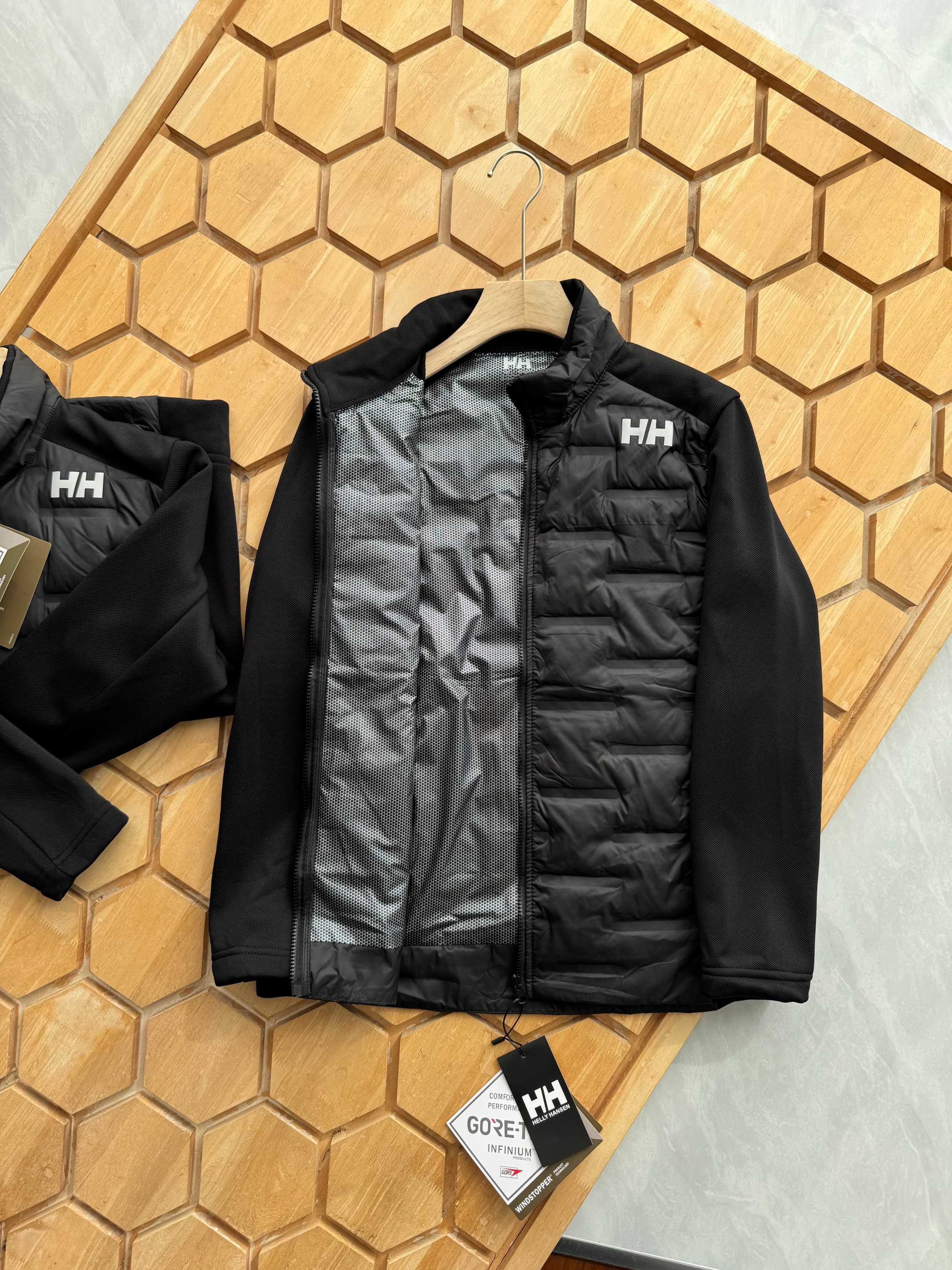 💰185
Helly Hansen/海丽汉森新款男士立领羽绒服外套！
北欧挪威小众品牌，官网同步在售，户外休闲都可驾驭！
超轻羽绒专用科技防风防水面料，内里90%白鸭绒填充，轻盈蓬松，舒服保暖！贸易公司弄回的货，大家都知道的，都是上的了台面的， 质量以及版型都是上等的，咱就不与通货比较了！ 如果你觉得厚的羽绒服穿着怕胖，怕显的臃肿。

那么今天这款就是为您精心挑选的，轻薄型的羽绒服， 这里大家注意了，不要听到轻薄就觉得不暖，那就大错特错了， 咱这款不仅薄，并且非常的保暖，90白鸭绒，里面这种工艺掌柜也形容不来，总之，外形薄，但是感觉里面的绒填充的非常密实！ 收到货能感受到它的价值，品质看细节，独特的回针线技术 高密度90绒 ， 蓬松度和上身效果特好，版型设计大方，立领设计特别时尚， 面料手感非常好内里采用手塞羽绒服非常保暖，保证不钻绒，比火炮还保暖还好清洗，总之是一款超值的好款
颜色：  黑色
尺码：  M-3XL