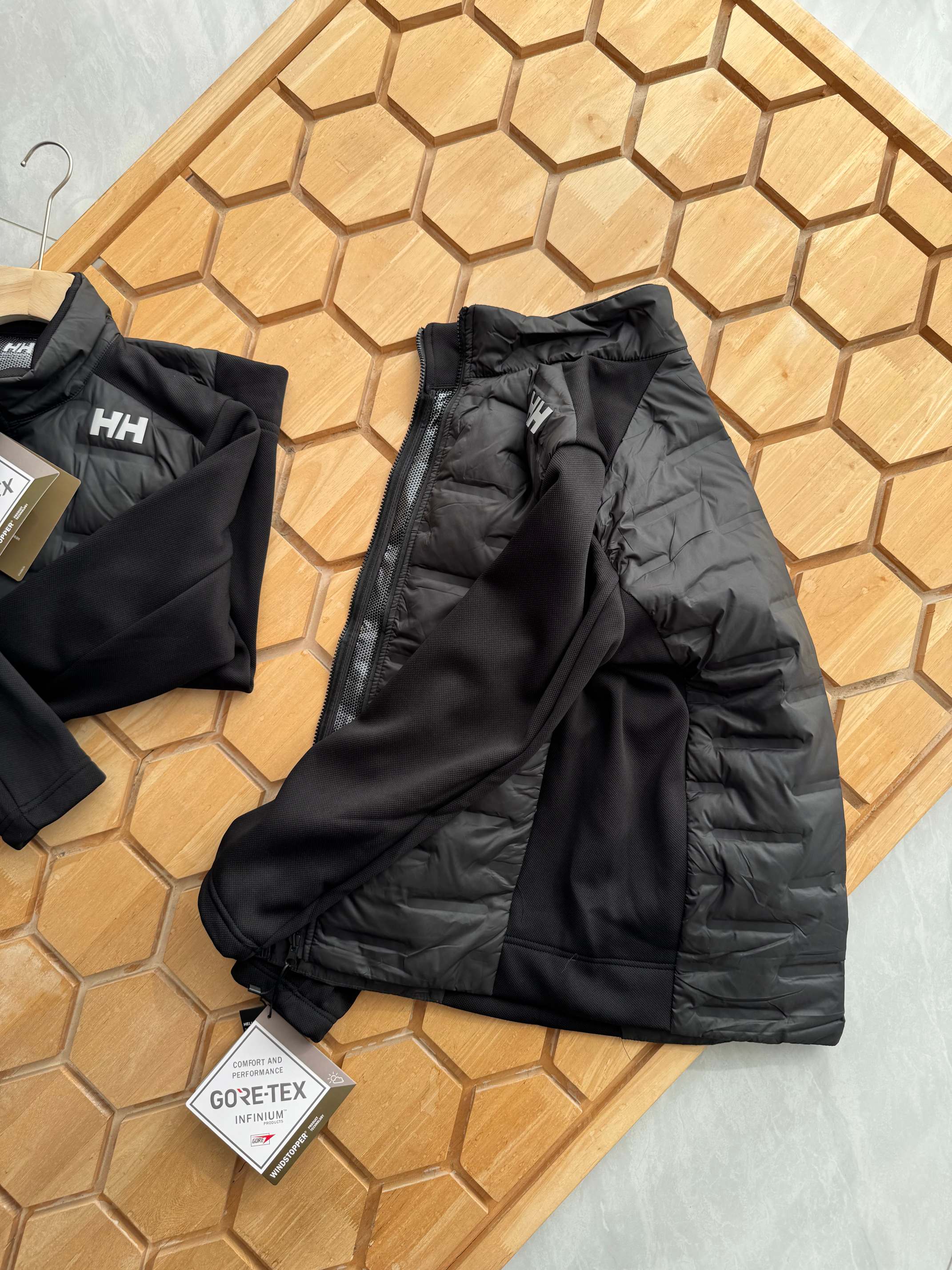 💰185
Helly Hansen/海丽汉森新款男士立领羽绒服外套！
北欧挪威小众品牌，官网同步在售，户外休闲都可驾驭！
超轻羽绒专用科技防风防水面料，内里90%白鸭绒填充，轻盈蓬松，舒服保暖！贸易公司弄回的货，大家都知道的，都是上的了台面的， 质量以及版型都是上等的，咱就不与通货比较了！ 如果你觉得厚的羽绒服穿着怕胖，怕显的臃肿。

那么今天这款就是为您精心挑选的，轻薄型的羽绒服， 这里大家注意了，不要听到轻薄就觉得不暖，那就大错特错了， 咱这款不仅薄，并且非常的保暖，90白鸭绒，里面这种工艺掌柜也形容不来，总之，外形薄，但是感觉里面的绒填充的非常密实！ 收到货能感受到它的价值，品质看细节，独特的回针线技术 高密度90绒 ， 蓬松度和上身效果特好，版型设计大方，立领设计特别时尚， 面料手感非常好内里采用手塞羽绒服非常保暖，保证不钻绒，比火炮还保暖还好清洗，总之是一款超值的好款
颜色：  黑色
尺码：  M-3XL
