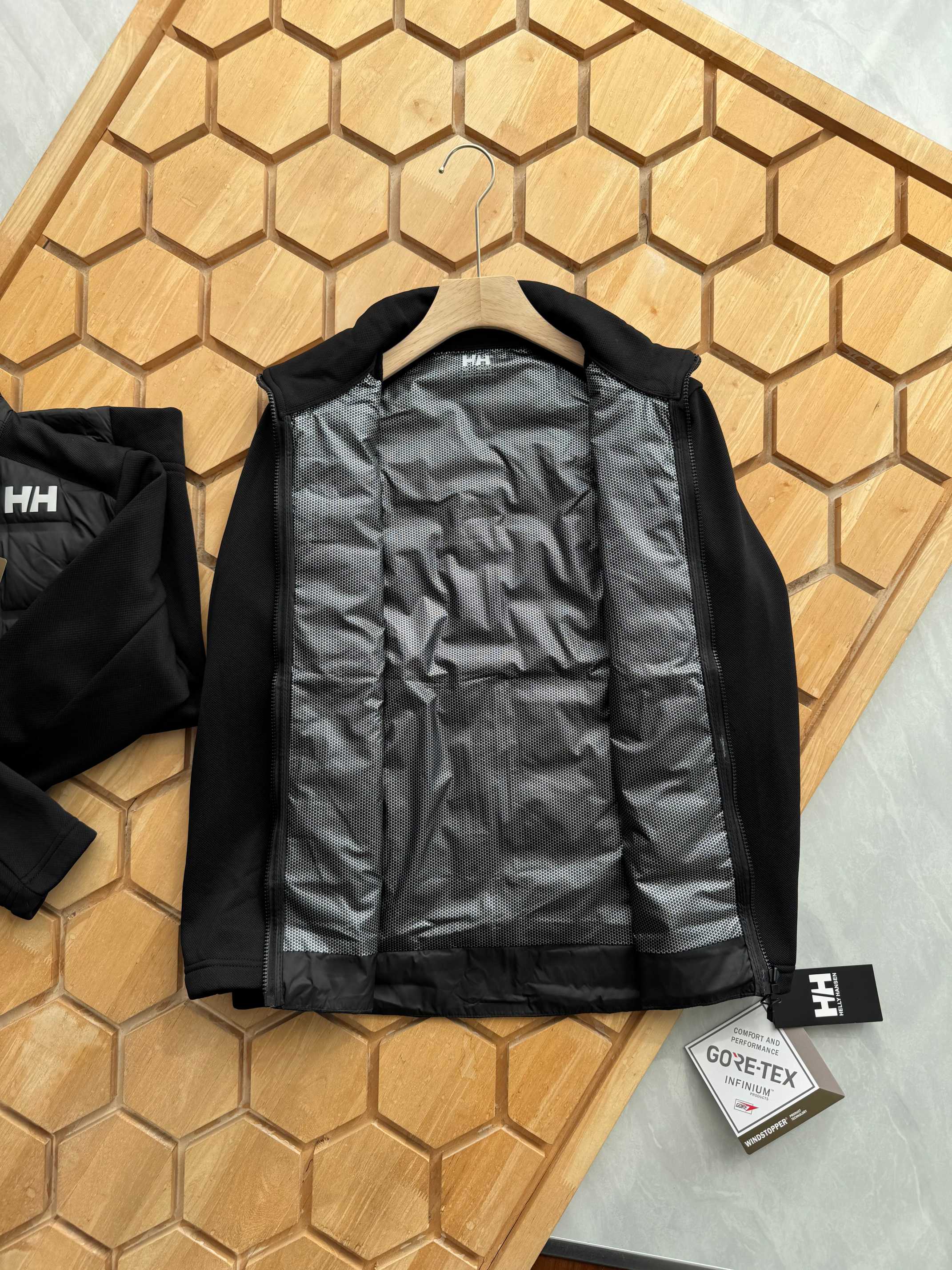 💰185
Helly Hansen/海丽汉森新款男士立领羽绒服外套！
北欧挪威小众品牌，官网同步在售，户外休闲都可驾驭！
超轻羽绒专用科技防风防水面料，内里90%白鸭绒填充，轻盈蓬松，舒服保暖！贸易公司弄回的货，大家都知道的，都是上的了台面的， 质量以及版型都是上等的，咱就不与通货比较了！ 如果你觉得厚的羽绒服穿着怕胖，怕显的臃肿。

那么今天这款就是为您精心挑选的，轻薄型的羽绒服， 这里大家注意了，不要听到轻薄就觉得不暖，那就大错特错了， 咱这款不仅薄，并且非常的保暖，90白鸭绒，里面这种工艺掌柜也形容不来，总之，外形薄，但是感觉里面的绒填充的非常密实！ 收到货能感受到它的价值，品质看细节，独特的回针线技术 高密度90绒 ， 蓬松度和上身效果特好，版型设计大方，立领设计特别时尚， 面料手感非常好内里采用手塞羽绒服非常保暖，保证不钻绒，比火炮还保暖还好清洗，总之是一款超值的好款
颜色：  黑色
尺码：  M-3XL