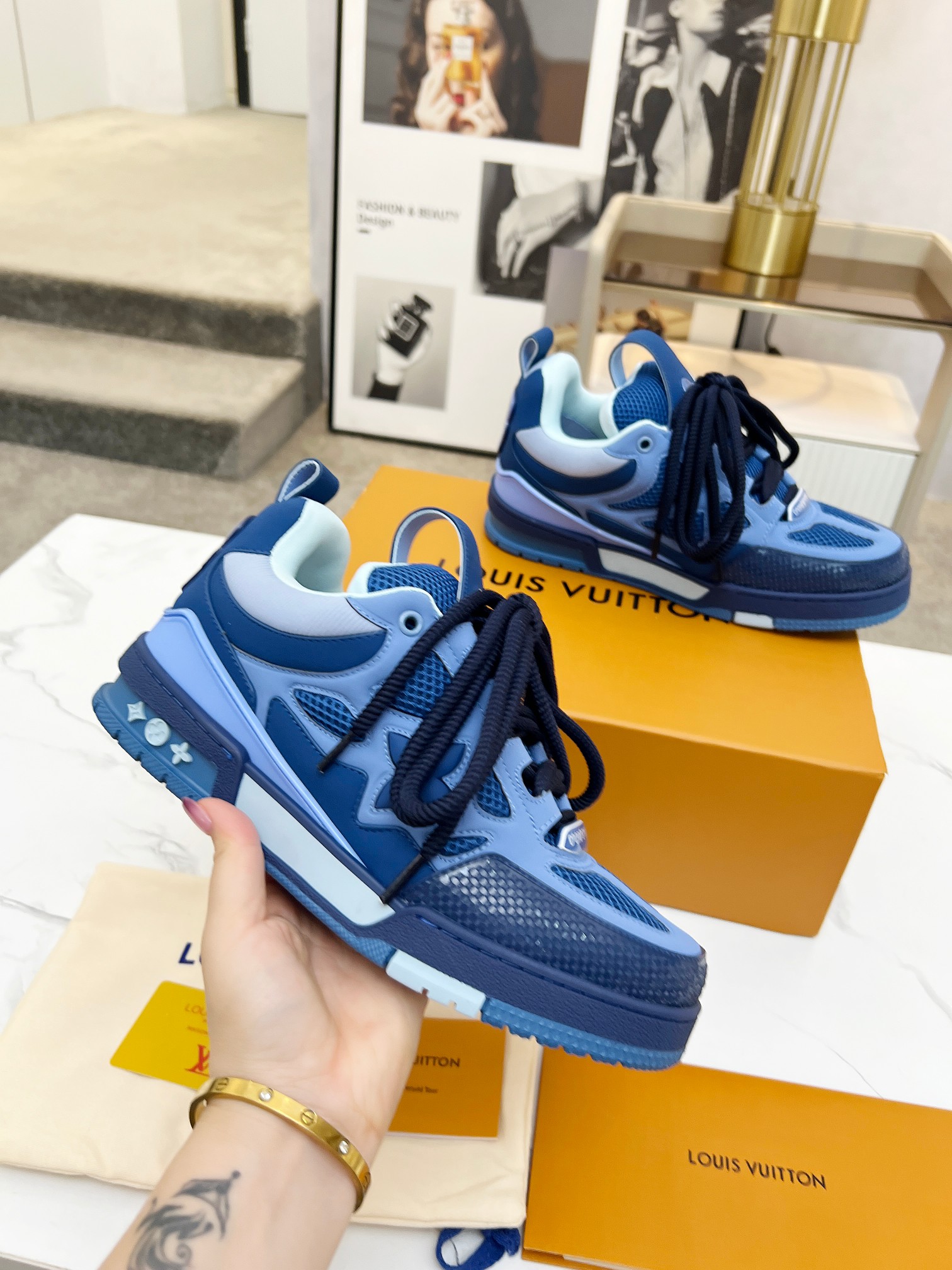 NO:649895,Donkey brand L family SKATE series 25ss new Tariner sneakers, skate shoes, couple models, retro basketball shoes, original purchase, development and production. This LV Skate sneaker uses mixed materials including technical grids to interpret the new season configuration. Inspired by skateboard shoes in the 1990s, this sneaker uses Monogram printed technical lining and padding design, which helps to upgrade the comfort experience. Monogram flowers embellish the sides and outsole. Exquisite packaging at the delivery counter. Fabric:  Original custom-made first-layer cowhide lining: imported breathable mesh lining sole: original molded non-slip TPU material sole thickness 3.5CM Size: women's 35-40 men's 39-45, casual shoes/sports shoes, louis vuitton, louis vuitton, louis vuitton, sneakers, cowhide19860909驴牌L家SKATE 系列25ss新款Tariner运动鞋 滑板鞋 情侣款 复古篮球鞋 原版购入开发 做货 本款 LV Skate 运动鞋以包括科技网格在内的混合材质演绎新季构型.受上世纪 90 年代滑板鞋灵感启发,此款运动鞋采用 Monogram 印花科技内衬与加衬设计,有助于升级舒适体验.Monogram 花卉点缀侧边和外底 配送专柜精美包装 面料 : 原版定制头层牛皮 内里 : 进口透气网里 鞋底 : 原版开模防滑TPU材质 底厚 3.5CM Size : 女款35-40 男款39-45,休闲鞋/运动鞋,louis vuitton,louis vuitton,louis vuitton,sneakers,cowhide,Women's Shoes