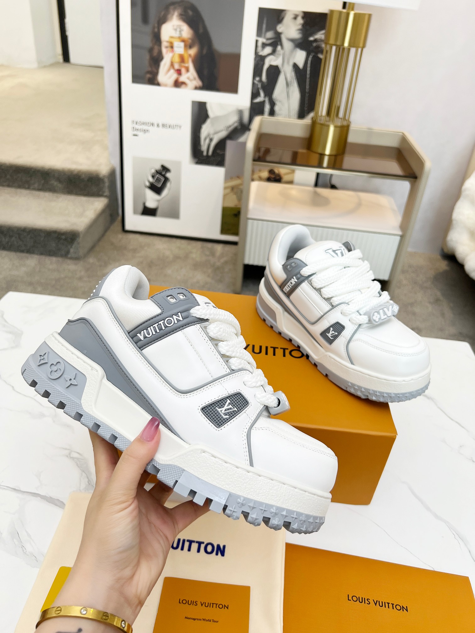 NO:439970,Donkey brand L-Home SKATE series 25ss new Tariner sneakers, skate shoes, couples styles, retro basketball shoes, original purchase and development, made products. This LV Skate sneakers interpret the new season configuration with a mixed material including technology grid. Inspired by the 1990s skate shoes, this sneaker uses Monogram printed technology lining and lining design to help upgrade and comfort experience. Monogram floral embellishment side and outsole. Exquisite packaging for delivery counter Fabric: Original custom-made top leather Inner: Imported breathable net Sole: Original open mold-proof TPU material Sole 3.5CM Size: Women's 35-40 Men's 39-45, casual shoes/sports shoes, louis vuitton, louis  vuitton, louis vuitton,sneakers,cowhide19860909驴牌L家SKATE 系列25ss新款Tariner运动鞋 滑板鞋 情侣款 复古篮球鞋 原版购入开发 做货 本款 LV Skate 运动鞋以包括科技网格在内的混合材质演绎新季构型.受上世纪 90 年代滑板鞋灵感启发,此款运动鞋采用 Monogram 印花科技内衬与加衬设计,有助于升级舒适体验.Monogram 花卉点缀侧边和外底 配送专柜精美包装 面料 : 原版定制头层牛皮 内里 : 进口透气网里 鞋底 : 原版开模防滑TPU材质 底厚 3.5CM Size : 女款35-40 男款39-45,休闲鞋/运动鞋,louis vuitton,louis vuitton,louis vuitton,sneakers,cowhide,Women's Shoes