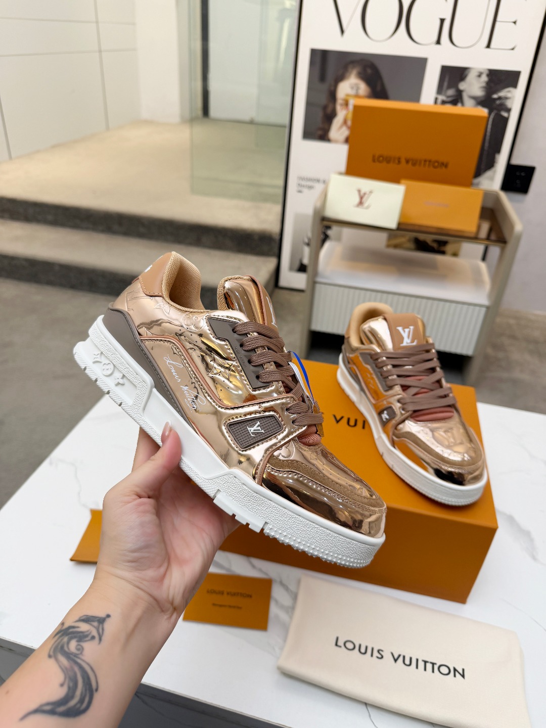 NO:629612,The top version of the couple model LV TARINE Louis Vuitton Donkey brand L family couple model casual sports shoes skate shoes original purchase development and production This LV Trainer sneaker uses grained cow leather to interpret the inspiration of retro basketball shoes, and then expresses the identity of the LV Colormania series with bright colors. The LV letters on the upper and Monogram flowers on the outsole and other rubber logos complete the overall delivery counter and exquisite packaging. Fabric: Original custom imported first-layer cowhide. Inner:  Original customized breathable mesh lining Outsole: Original molded anti-slip TPU combination outsole Bottom thickness: 3CM Size: Women's 35-40 / Men's 39-45, casual shoes/sports shoes, louis vuitton, louis vuitton, louis vuitton, louis vuitton, sneakers, cowhide19860909顶级版本情侣款 LV TARINE路易威登 驴牌 L家 情侣款 休闲 运动鞋 滑板鞋原版购入开发 做货 本款 LV Trainer 运动鞋选用粒面牛皮革演绎复古篮球鞋的灵感启发,再以明丽色调道出 LV Colormania 系列身份.鞋面 LV 字母和外底 Monogram 花卉等橡胶标识完善整体配送专柜精美包装 面料: 原版定制进口头层牛皮 内里: 原版定制透气网里 大底: 原版开模防滑TPU组合大底 底厚: 3CM Size: 女款35-40 / 男款39-45,休闲鞋/运动鞋,louis vuitton,louis vuitton,louis vuitton,louis vuitton,sneakers,cowhide,Women's Shoes