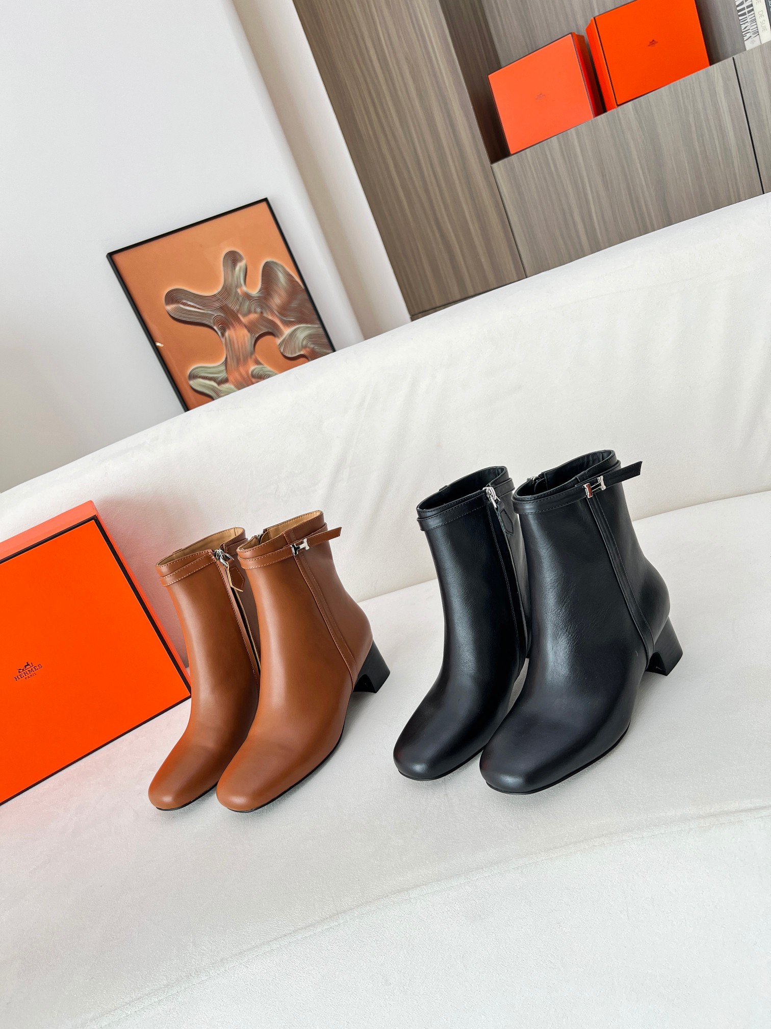 NO:480660,Factory direct purchase (spot sale) HERMES. Classic new fabric top layer cowhide, inner: sheepskin. Super classic Hermes I-shaped buckle. You are the queen. The last of the law resists. Classic... Every time it is put on the shelves, it will be sold out immediately. The color is as shown in the picture. Packaging and matching Hermes original box certificate bag (customized for 42), boots, hermes, hermes, boots, cowhide, sheepskin19860909工厂直批（现货发售）HERMES.经典新款面料头层牛皮,内里:羊皮里.超级经典的爱马仕工字扣.穿上你就是女王.法抗拒的楦头.经典中的经典...每次一经上架立马被抢购一空.时尺码35-41颜色如图 包装配套爱马仕原装盒合格证布袋（42定做）,靴子,hermes,hermes,boots,cowhide,sheepskin,Women's Shoes