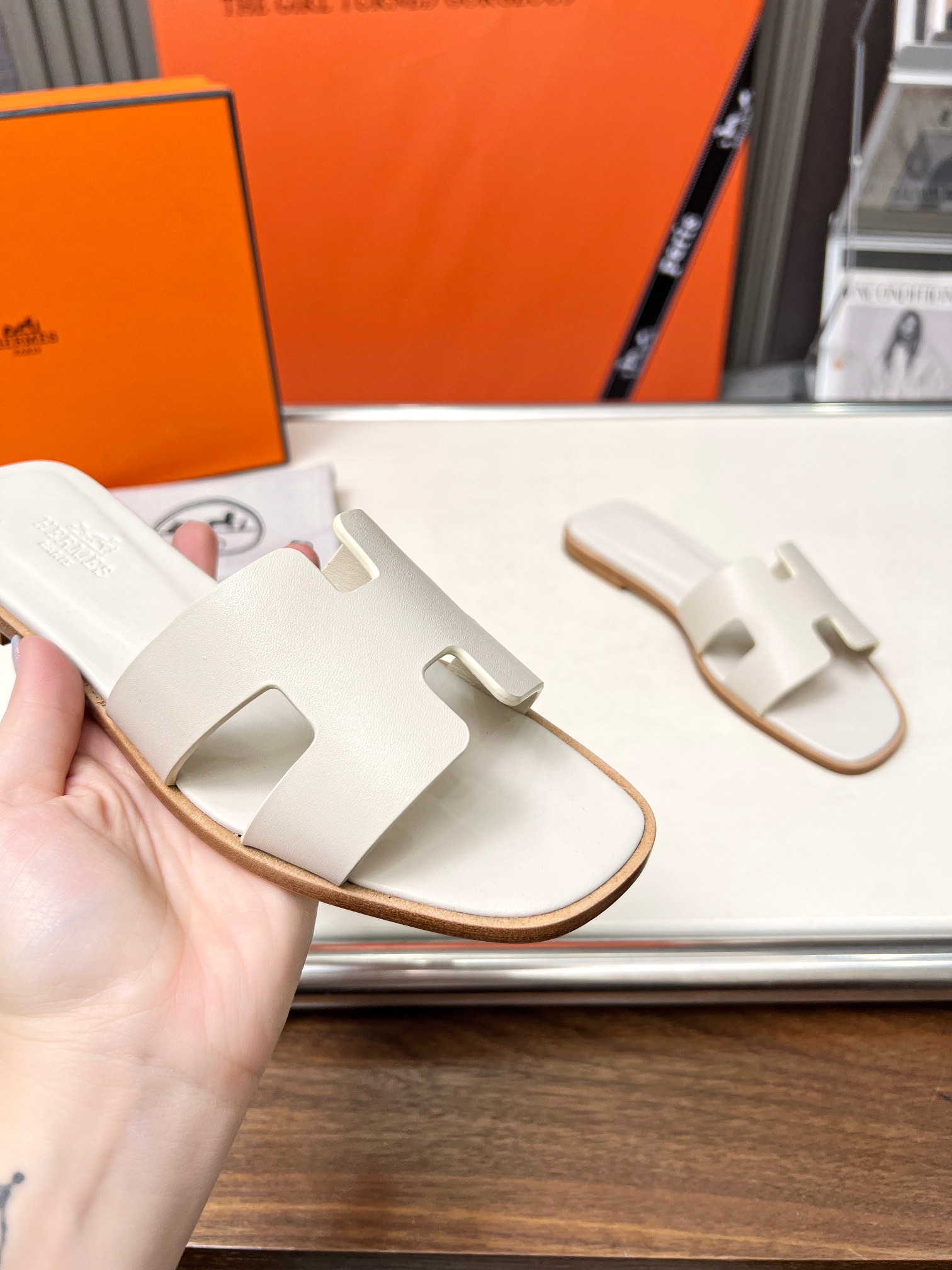 NO:226381,Hermès classic model, upgraded style and workmanship materials. Hermes market's highest version of pure handmade shoes, top-level product Hermès slippers ————————————————————————————————————————————————————————————————————————————————————  High-end customization, exclusive products, the industry's highest version uses Hermers upper imported cowhide   original custom-made Italian double genuine leather sole (pursuing top walking comfort) ~~ Packaging full set of original packaging ━━━━━━━━━━ size35-41 (42,43) custom-made non-return) genuine leather sole, single shoes, hermes, hermes, slippers, cowhide, Leather soles19860909Hermès经典款 ,版型做工材料升级. Hermes市场最高版本纯手工鞋 顶级产品爱马仕拖鞋 ——————新款原版一样, 师傅级纯手工打造 ！高端定制,独家产品,行业最高版本采用Hermers鞋面意大利进口牛皮 原版订制级意大利双成真皮大底（追求顶级行走舒适度）～～ 包装全套原包装━━━━Hermes━━━━━ size35-41（42,43）定做不退换）真皮底,单鞋,hermes,hermes,slippers,cowhide,Leather soles,Women's Shoes