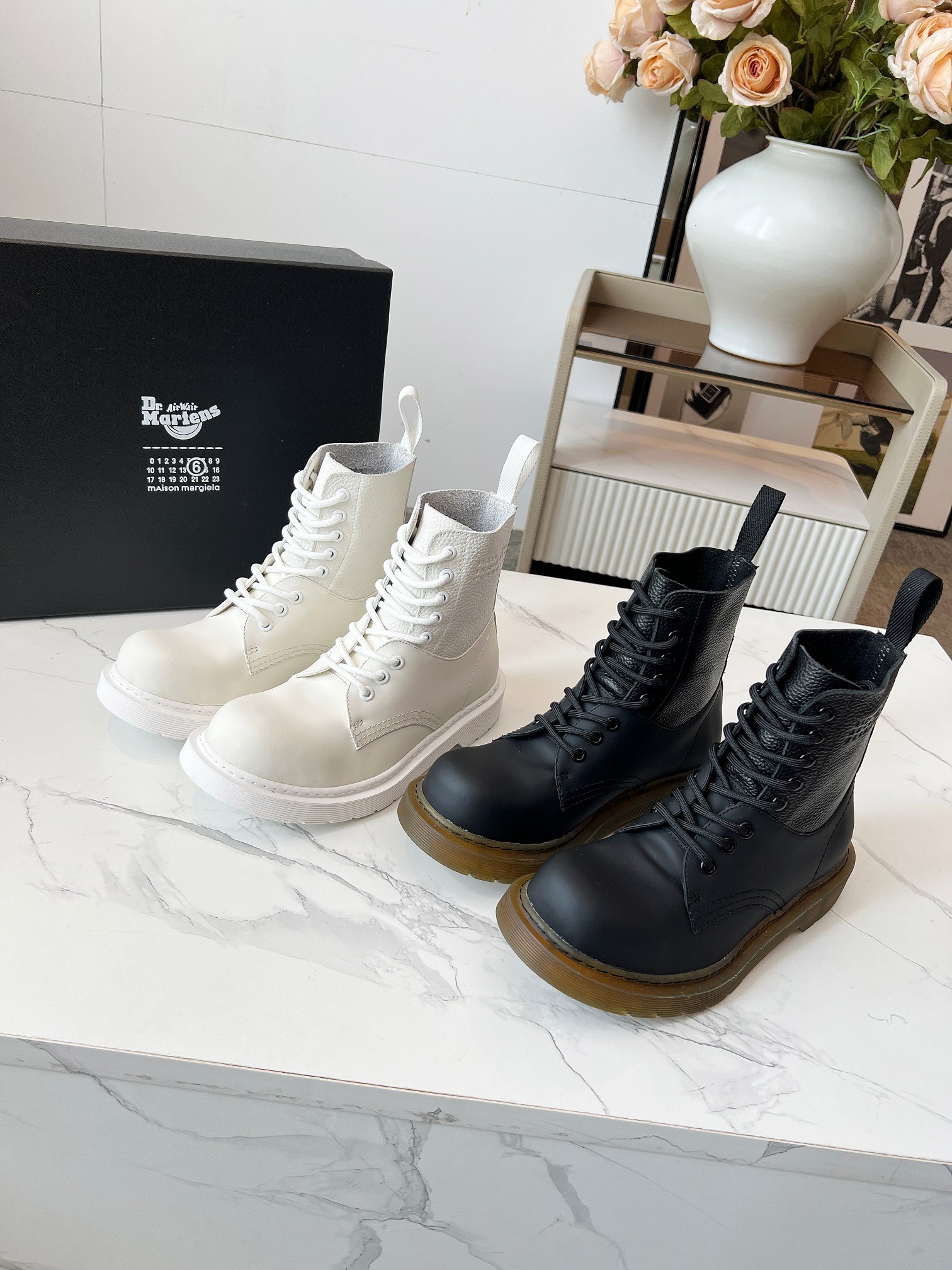 NO:480686,MM6 x Dr.Martens co-branded new logo logo...European and American fashion bloggers of all kinds of stars have wore classic Martin style boots. The fabric is fully imported cowhide. The leather is wear-resistant and anti-slip thick-sole rubber sole. Size 35-41., boots, masion margiela, boots, cowhide19860909MM6 x Dr.Martens联名新款 Logo标志..各路明星同款欧美时尚博主都纷纷穿上马丁风经典款靴.面料采用全进口牛皮.皮里耐磨防滑厚底橡胶大底. 码数35—41.,靴子,masion margiela,boots,cowhide,Women's Shoes