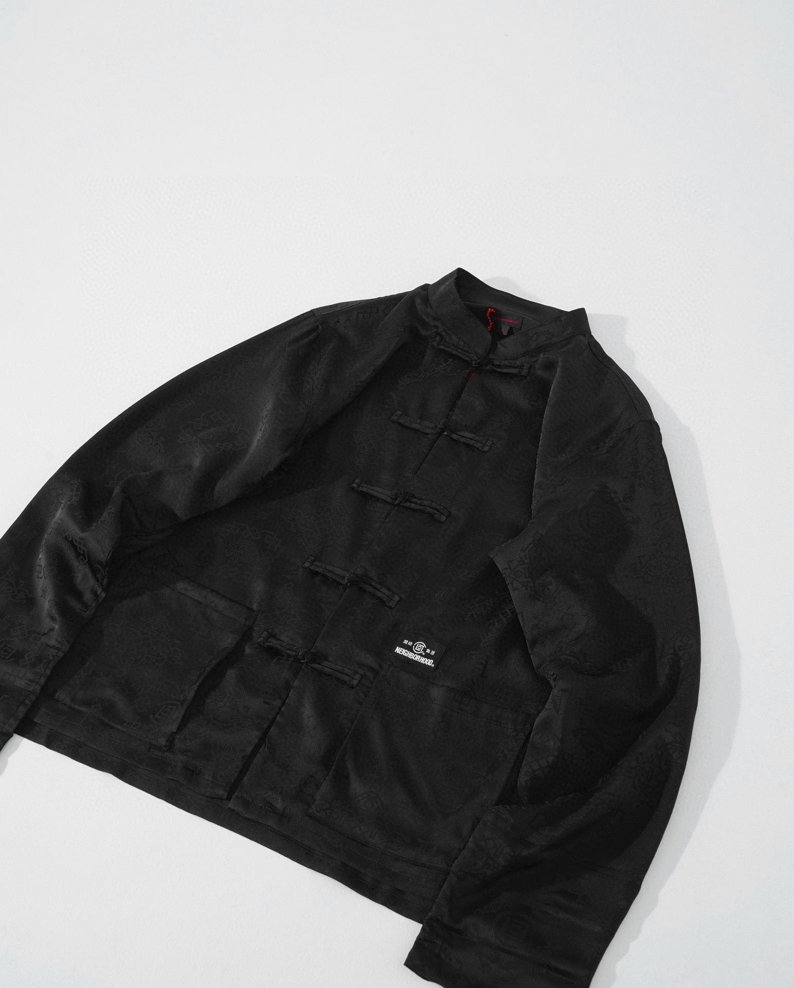 💰140 CLOT×NBHD联名丝绸新中式唐装 定织提花绸缎面料 中等偏薄 夏季也非常合适 袖子白色内衬 手工盘扣 全套辅料细节原版一致 上身老钱风十足 黑色单色入 S-L S胸围108 衣长68 M胸围112 衣长70 L胸围116 衣长72