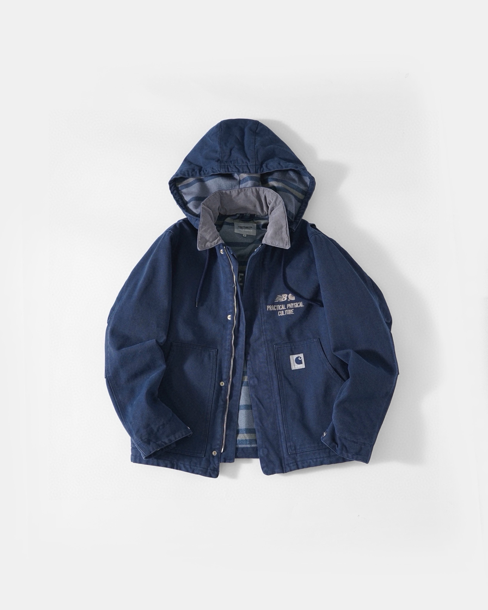 💰280 New Balance x Carhartt WIP重磅水洗夹克 重磅480g 16盎司帆布面料 棉质内里 联名印花图案 成衣酵素洗落色效果自然 帽子按压纽扣可拆卸 五金辅料全部开模定做 细节完美 正常版型 S-XL S衣长64 胸围114 肩宽47 M衣长66 胸围118 肩宽48 L衣长68 胸围122 肩宽49 XL衣长70 胸围126 肩宽50