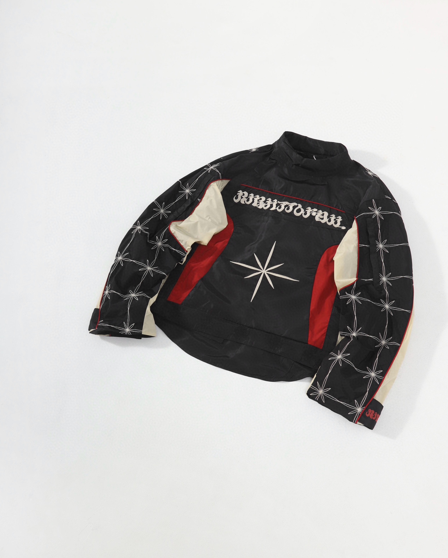 💰240 KUSIKOHC小众TT同款赛车服刺绣套头拼色夹克外套
小众设计师品牌|KUSIKOHC品牌KUSIKOHC是韩国摄影师Cho Gi-Seok众多创意表达路径之一，他通过品牌的设计探讨人类身份的复杂性。Cho的品牌名称是他名字的逆序读音，以此赞颂构成多面个性的共同元素。

他标志性的Right To Fail系列彰显了品牌主张，以超越个人与商业之间界限的方式打造设计。街头风格的休闲服饰系列以意想不到的面料肌理与图案组合而成，尽现韩国青年文化的精髓。
KUSIKOHC以实验性的美学理念和诗意的设计语言表达独特个性、引领文化潮流。
由于Cho Gi-seok自身专长，KUSIKOHC提供了可谓是市场上最显眼的型录之一，衣服本身也复制了他无与伦比的视觉效果
22年韩国品牌kusikohc 可谓赚的盆满钵满，不仅在韩国被潮流先锋人士关注，包括吴赫、GD权志龙等很多大腕上身，在欧美市场销量也非常观
整件衣服一共采用三种不同面料拼接，袖子的黑色面料跟大身的黑色面料，高级感十足的青黑色，采用日本进口TAJIMA田岛绣花机绣花机中的劳斯菜斯，高档机器才能够做出高档的绣花，彻底还原zp 区别市面通货！日常穿搭出街凹照型个性百搭款，男女同款！
尺码：S M L XL
S      衣长70   袖长64    肩宽55    胸围126
M     衣长72   袖长65    肩宽56     胸围130
L      衣长74   袖长66    肩宽57    胸围134
XL    衣长76   袖长67    肩宽58    胸围138