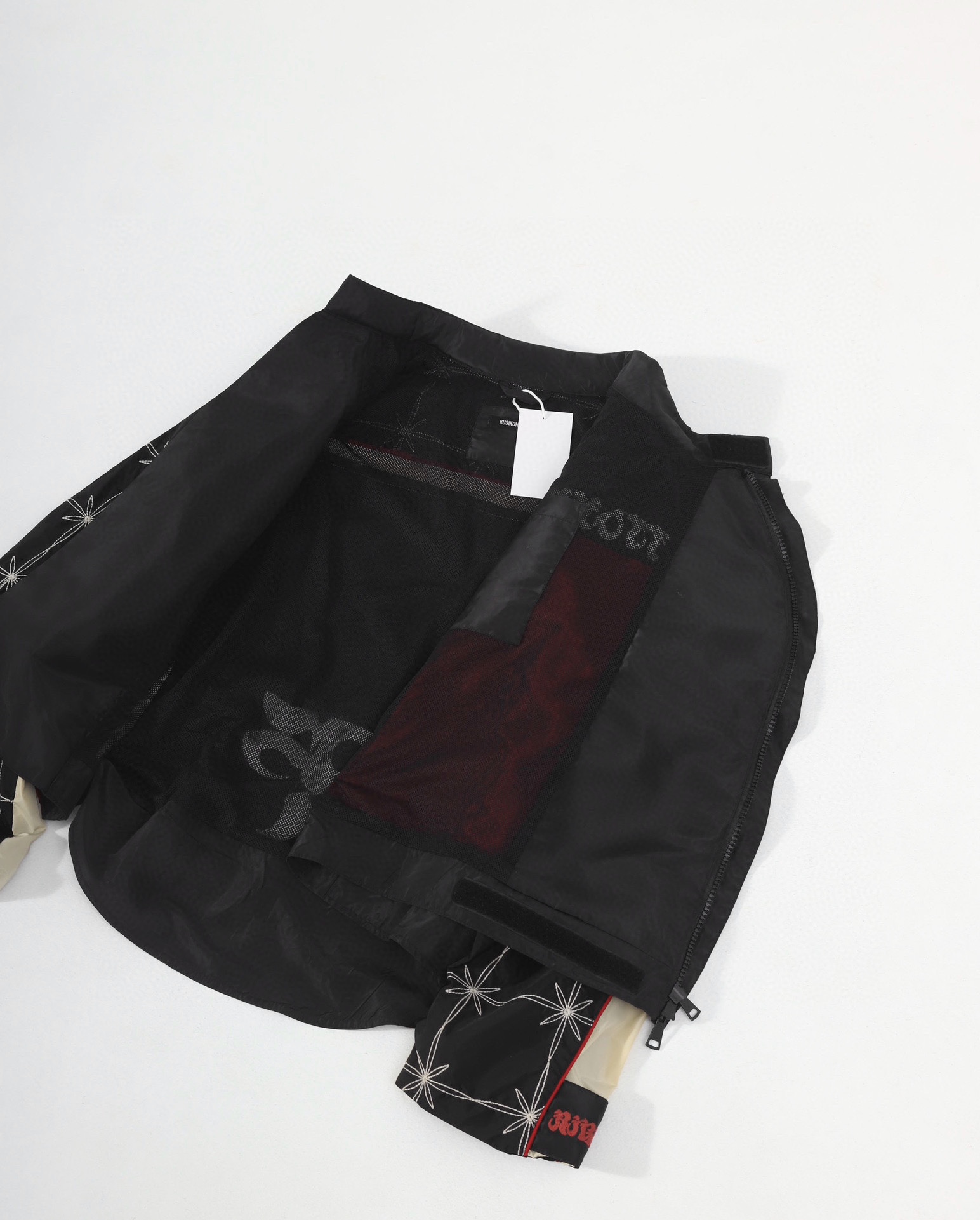 💰240 KUSIKOHC小众TT同款赛车服刺绣套头拼色夹克外套
小众设计师品牌|KUSIKOHC品牌KUSIKOHC是韩国摄影师Cho Gi-Seok众多创意表达路径之一,他通过品牌的设计探讨人类身份的复杂性。Cho的品牌名称是他名字的逆序读音,以此赞颂构成多面个性的共同元素。
他标志性的Right To Fail系列彰显了品牌主张,以超越个人与商业之间界限的方式打造设计。街头风格的休闲服饰系列以意想不到的面料肌理与图案组合而成,尽现韩国青年文化的精髓。
KUSIKOHC以实验性的美学理念和诗意的设计语言表达独特个性、引领文化潮流。
由于Cho Gi-seok自身专长,KUSIKOHC提供了可谓是市场上最显眼的型录之一,衣服本身也复制了他无与伦比的视觉效果
22年韩国品牌kusikohc 可谓赚的盆满钵满,不仅在韩国被潮流先锋人士关注,包括吴赫、GD权志龙等很多大腕上身,在欧美市场销量也非常观
整件衣服一共采用三种不同面料拼接,袖子的黑色面料跟大身的黑色面料,高级感十足的青黑色,采用日本进口TAJIMA田岛绣花机绣花机中的劳斯菜斯,高档机器才能够做出高档的绣花,彻底还原zp 区别市面通货!日常穿搭出街凹照型个性百搭款,男女同款!
尺码:S M L XL
S 衣长70 袖长64 肩宽55 胸围126
M 衣长72 袖长65 肩宽56 胸围130
L 衣长74 袖长66 肩宽57 胸围134
XL 衣长76 袖长67 肩宽58 胸围138