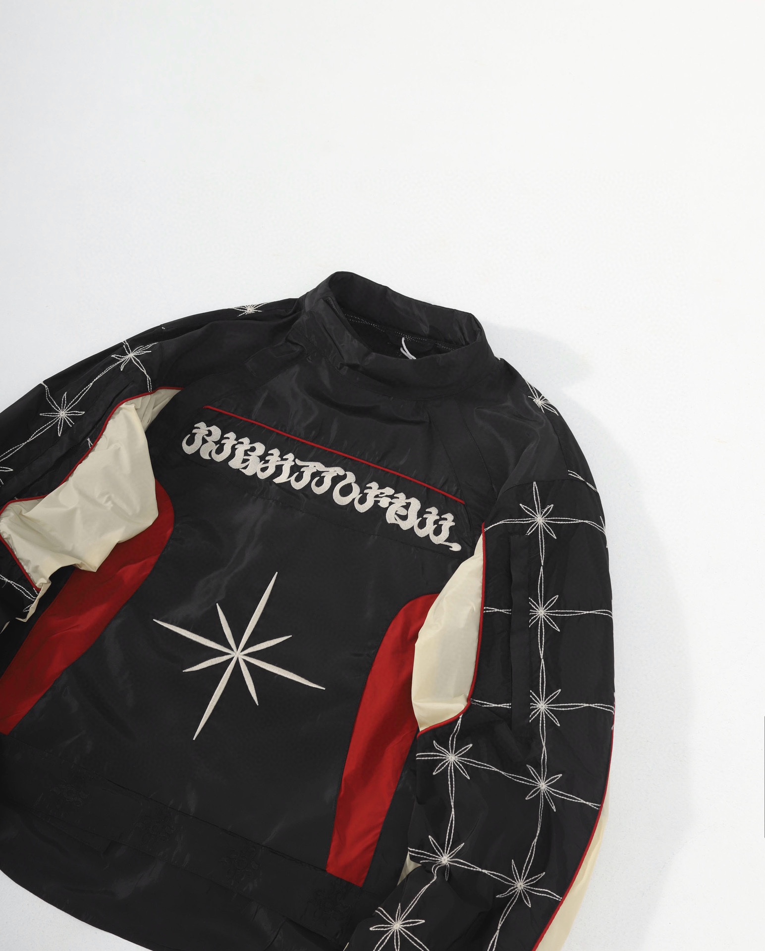 💰240 KUSIKOHC小众TT同款赛车服刺绣套头拼色夹克外套
小众设计师品牌|KUSIKOHC品牌KUSIKOHC是韩国摄影师Cho Gi-Seok众多创意表达路径之一,他通过品牌的设计探讨人类身份的复杂性。Cho的品牌名称是他名字的逆序读音,以此赞颂构成多面个性的共同元素。
他标志性的Right To Fail系列彰显了品牌主张,以超越个人与商业之间界限的方式打造设计。街头风格的休闲服饰系列以意想不到的面料肌理与图案组合而成,尽现韩国青年文化的精髓。
KUSIKOHC以实验性的美学理念和诗意的设计语言表达独特个性、引领文化潮流。
由于Cho Gi-seok自身专长,KUSIKOHC提供了可谓是市场上最显眼的型录之一,衣服本身也复制了他无与伦比的视觉效果
22年韩国品牌kusikohc 可谓赚的盆满钵满,不仅在韩国被潮流先锋人士关注,包括吴赫、GD权志龙等很多大腕上身,在欧美市场销量也非常观
整件衣服一共采用三种不同面料拼接,袖子的黑色面料跟大身的黑色面料,高级感十足的青黑色,采用日本进口TAJIMA田岛绣花机绣花机中的劳斯菜斯,高档机器才能够做出高档的绣花,彻底还原zp 区别市面通货!日常穿搭出街凹照型个性百搭款,男女同款!
尺码:S M L XL
S 衣长70 袖长64 肩宽55 胸围126
M 衣长72 袖长65 肩宽56 胸围130
L 衣长74 袖长66 肩宽57 胸围134
XL 衣长76 袖长67 肩宽58 胸围138