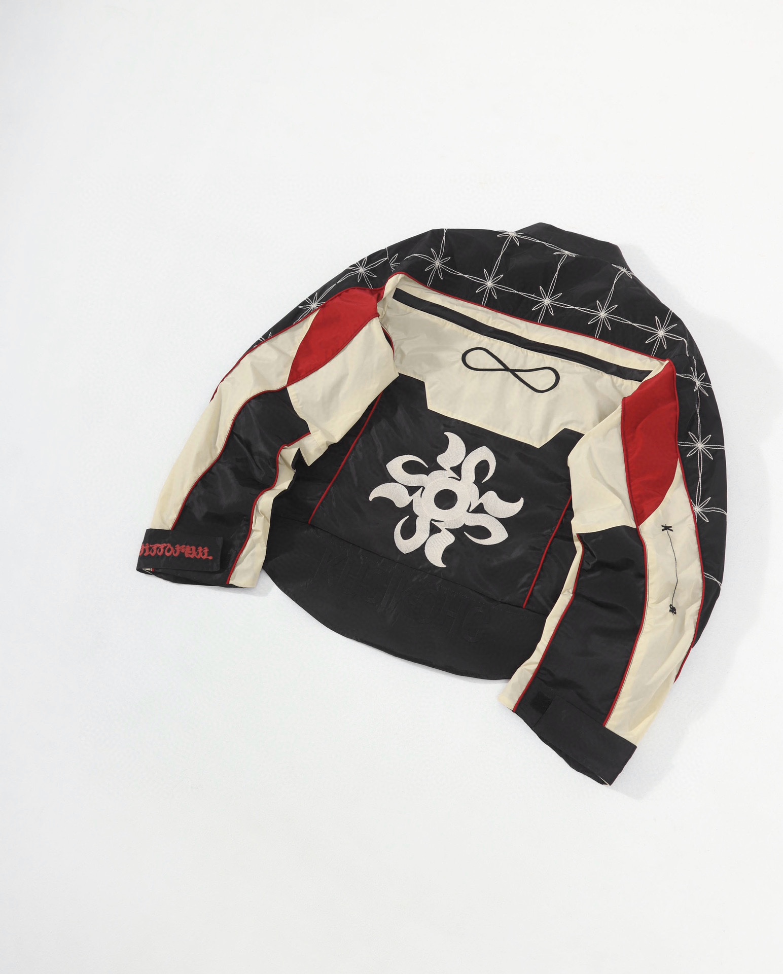 💰240 KUSIKOHC小众TT同款赛车服刺绣套头拼色夹克外套
小众设计师品牌|KUSIKOHC品牌KUSIKOHC是韩国摄影师Cho Gi-Seok众多创意表达路径之一,他通过品牌的设计探讨人类身份的复杂性。Cho的品牌名称是他名字的逆序读音,以此赞颂构成多面个性的共同元素。
他标志性的Right To Fail系列彰显了品牌主张,以超越个人与商业之间界限的方式打造设计。街头风格的休闲服饰系列以意想不到的面料肌理与图案组合而成,尽现韩国青年文化的精髓。
KUSIKOHC以实验性的美学理念和诗意的设计语言表达独特个性、引领文化潮流。
由于Cho Gi-seok自身专长,KUSIKOHC提供了可谓是市场上最显眼的型录之一,衣服本身也复制了他无与伦比的视觉效果
22年韩国品牌kusikohc 可谓赚的盆满钵满,不仅在韩国被潮流先锋人士关注,包括吴赫、GD权志龙等很多大腕上身,在欧美市场销量也非常观
整件衣服一共采用三种不同面料拼接,袖子的黑色面料跟大身的黑色面料,高级感十足的青黑色,采用日本进口TAJIMA田岛绣花机绣花机中的劳斯菜斯,高档机器才能够做出高档的绣花,彻底还原zp 区别市面通货!日常穿搭出街凹照型个性百搭款,男女同款!
尺码:S M L XL
S 衣长70 袖长64 肩宽55 胸围126
M 衣长72 袖长65 肩宽56 胸围130
L 衣长74 袖长66 肩宽57 胸围134
XL 衣长76 袖长67 肩宽58 胸围138