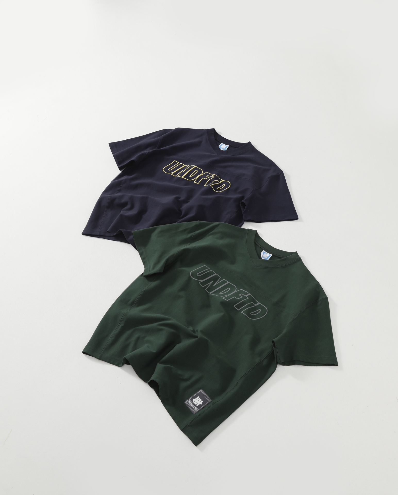 💰100 UNDEFEATED五条杠复古美式短袖
280g面料定染同色螺纹 胸前高密丝网印花 前后立体裁剪 双层面料缝合 美式球衣领口 定做全套 版型宽松
藏青/绿色 宽松版型 S-XL
S胸围116 衣长67
M胸围120 衣长69
L胸围124 衣长71
XL胸围128 衣长73