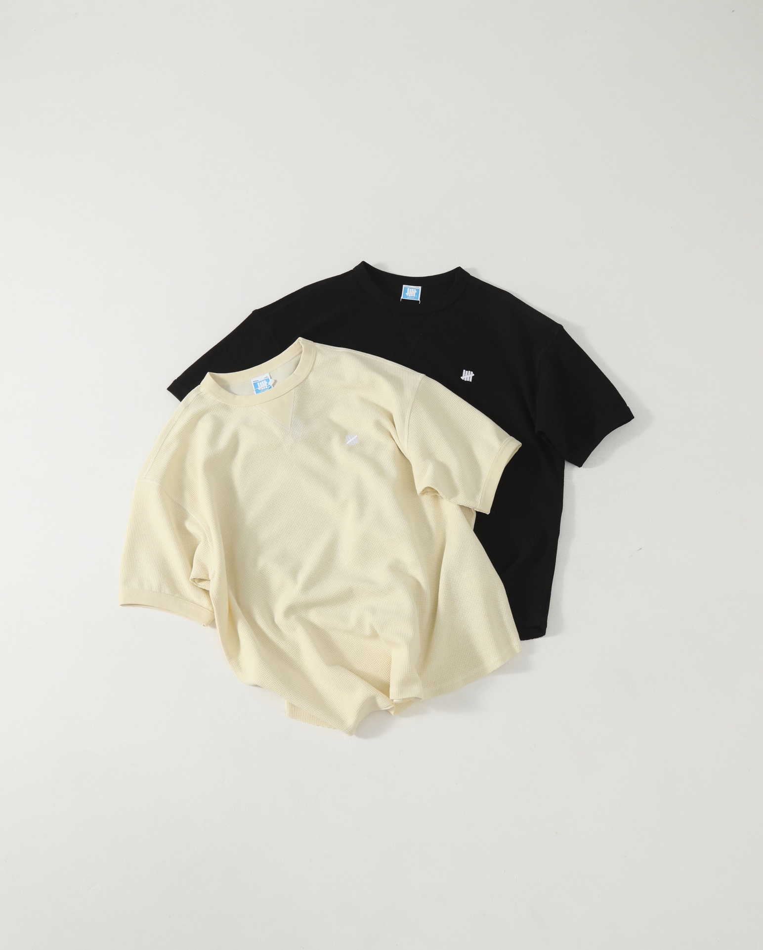 💰100 Undefeated五道杠华夫格短袖
定织300g华夫格面料 柔软透气 胸口精美小刺绣 领口以及袖口螺纹加固 落肩版型 辅料细节原版一致 上身百搭耐看 细节完美
卡其/黑色  S-XL
S胸围59 衣长70
M胸围61 衣长72
L胸围63 衣长74
XL胸围65 衣长76