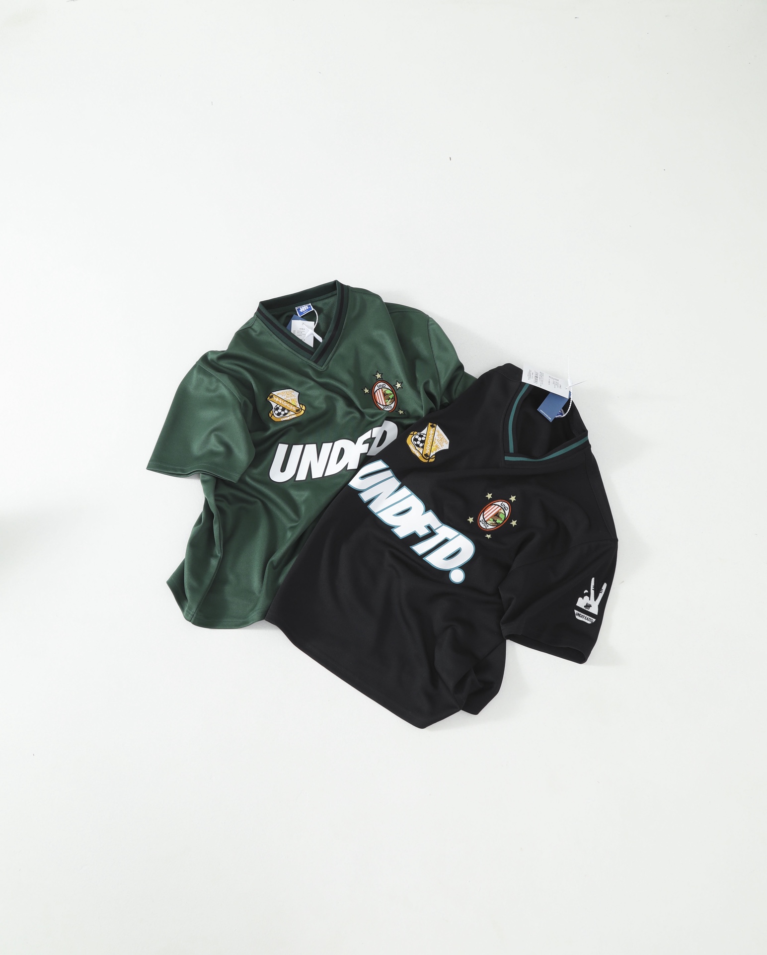 💰105 UNDEFEATED SPRING 2025 DROP  足球俱乐部球衣
采用高品质聚酯纤维网布面料 定织相色螺纹领口一处 拼色印花 三处进口机器刺绣 做工精美 原版版型 
颜色 绿色 黑色
尺码s-xl
s胸围124衣长69
m胸围128衣长71
L胸围132衣长73
xl胸围136衣长75