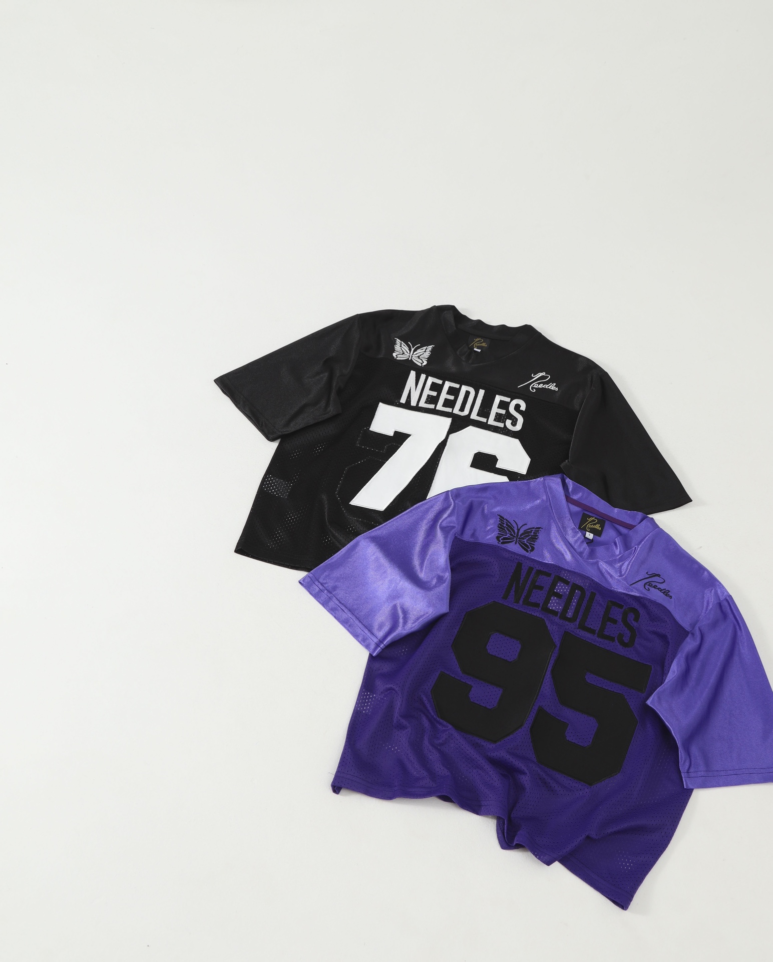 Needles×BEAMS联名球衣短袖 今年大热球衣风 定染高密亮丝平布 下面大孔透气网布 整件衣服多处刺绣以及贴布绣 上身街头感十足 全套辅料细节原版一致 紫色/黑色 S-XL S胸围112 衣长65 肩宽48 M胸围116 衣长67 肩宽50 L胸围120 衣长69 肩宽52 XL胸围124 衣长71 肩宽54