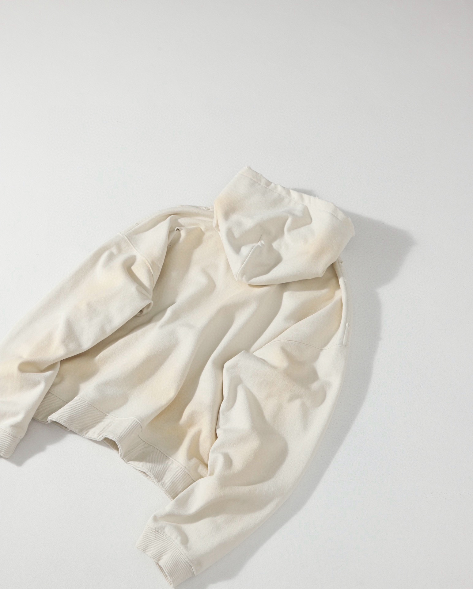 💰170 Birth of Royal Child BORC Windows24 做旧水洗帽衫
定做420g重磅毛圈面料 胸口特殊工艺龟裂印花 多处破坏喷脏工艺 上身垂感十足 超级牛货 细节到位
宽松大版型 S-XL
S衣长60 胸围130
M衣长62 胸围134
L衣长64 胸围138
XL衣长66 胸围142