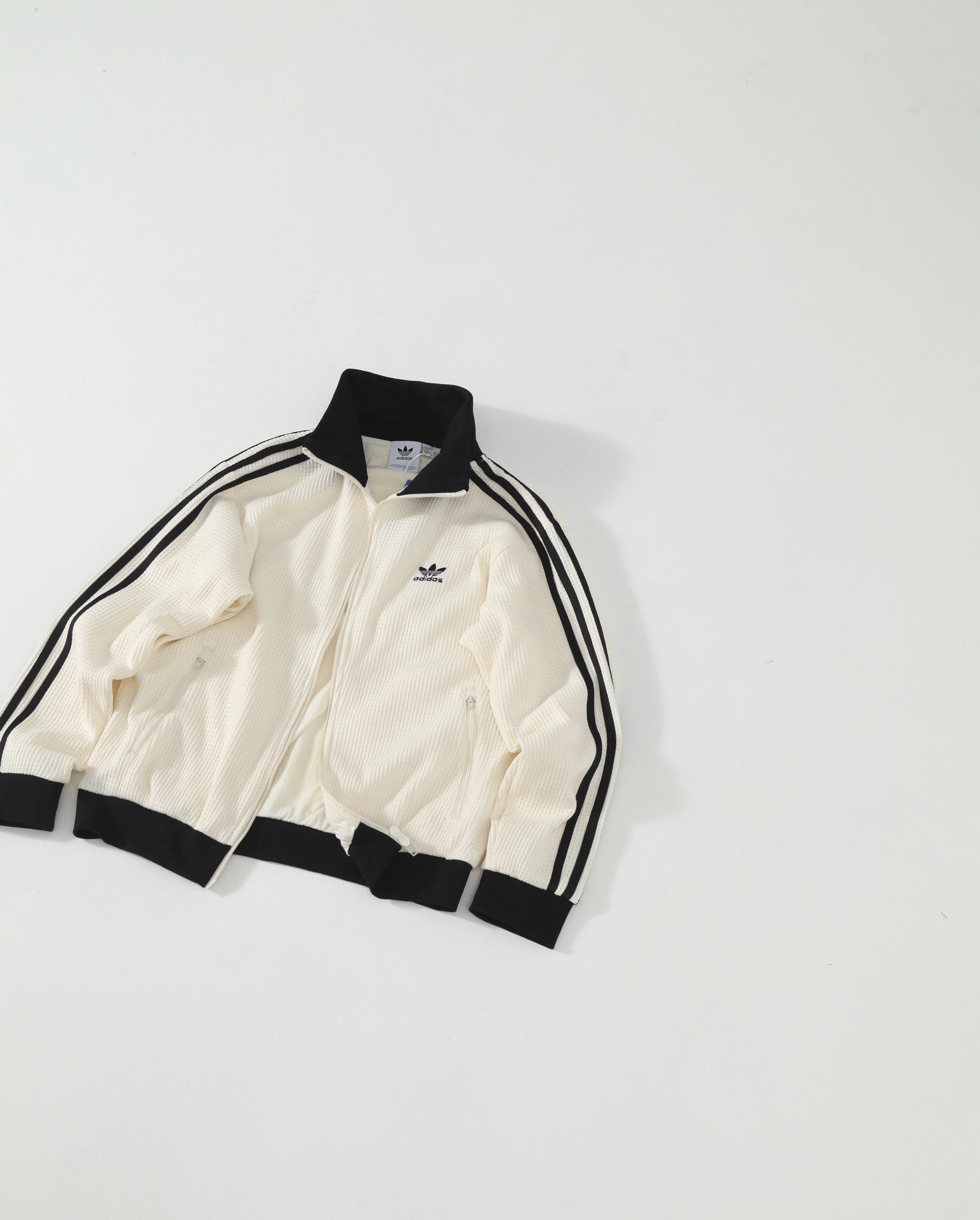 💰160 AD三叶草华夫格夹克
众多网红明星上身 大身采用350g臻棉华夫面料 160g全棉内里 定织原版螺纹 不松散不变形 五金开模定制 水洗辅料zp一致   
单色入 M-XXL
M衣长66 胸围108 肩宽43
L 衣长68 胸围112 肩宽44
XL衣长70 胸围116 肩宽45
XXL衣长72 胸围120 肩宽46