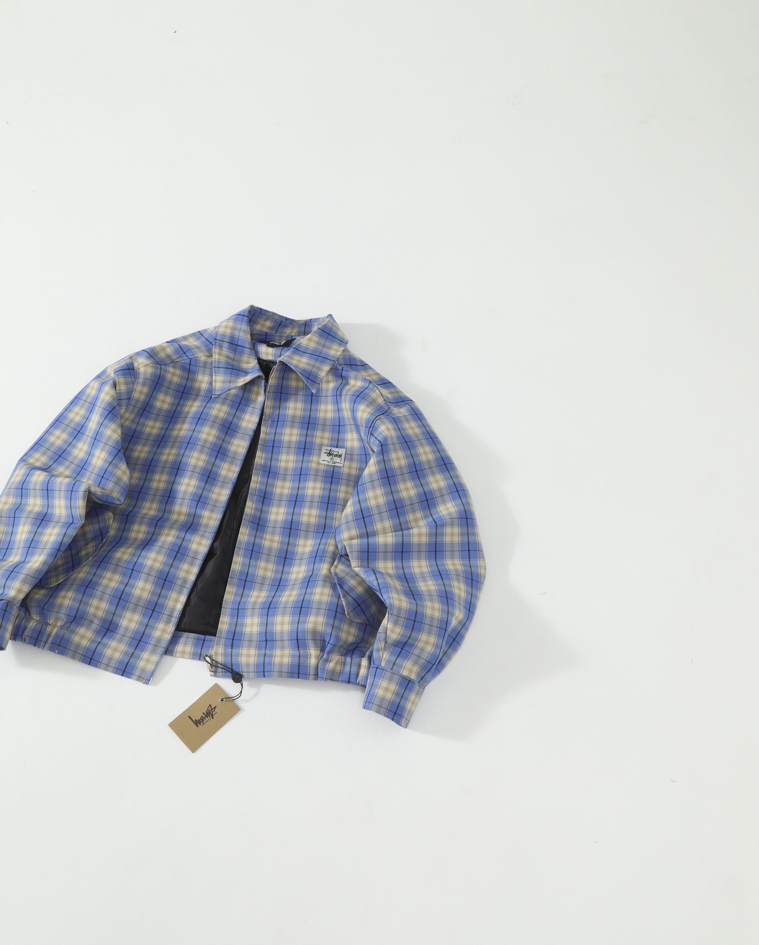 💰170  Stussy斯图西蓝色格纹翻领教练夹克
翻领宽松教练夹克外套 偏短宽的版型 上身立体 有造型感 门襟选用金属拉链 YKK拉头  质感满满 定制四面弹蓝色格纹面料 不易皱 手感舒适亲肤 下摆松紧 胸口定制Stussy复古小标 三标吊牌水洗齐全 高品质夹克外套 上身效果巨帅
S-XL 宽松版型
S胸围128 衣长63 肩宽54
M胸围132 衣长65 肩宽55
L胸围136 衣长67 肩宽56
XL胸围140 衣长69 肩宽57